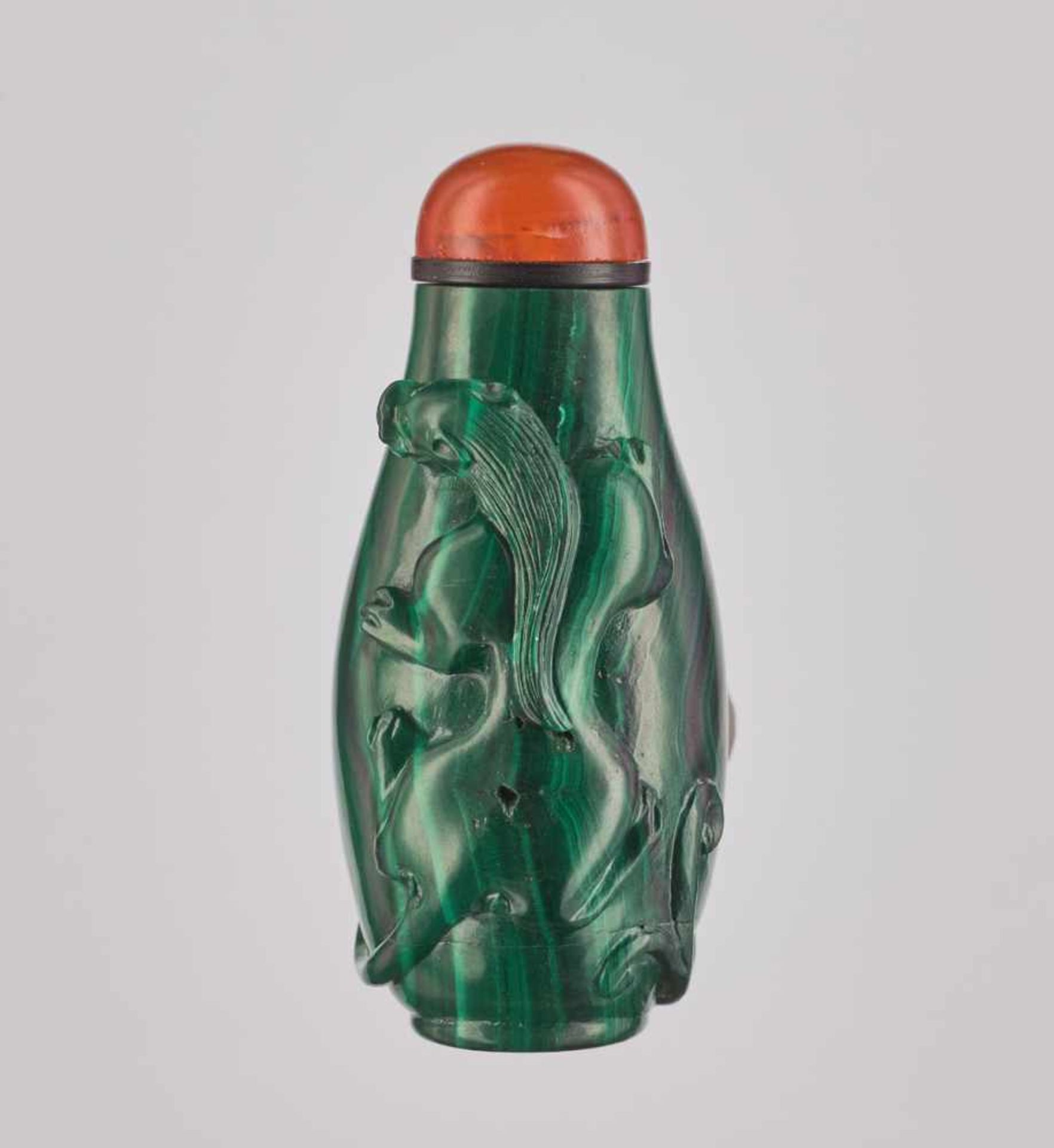 A CARVED ‘CHILONG’ THUMBPRINT MALACHITE SNUFF BOTTLE, QING DYNASTY Malachite with expressive - Bild 4 aus 6