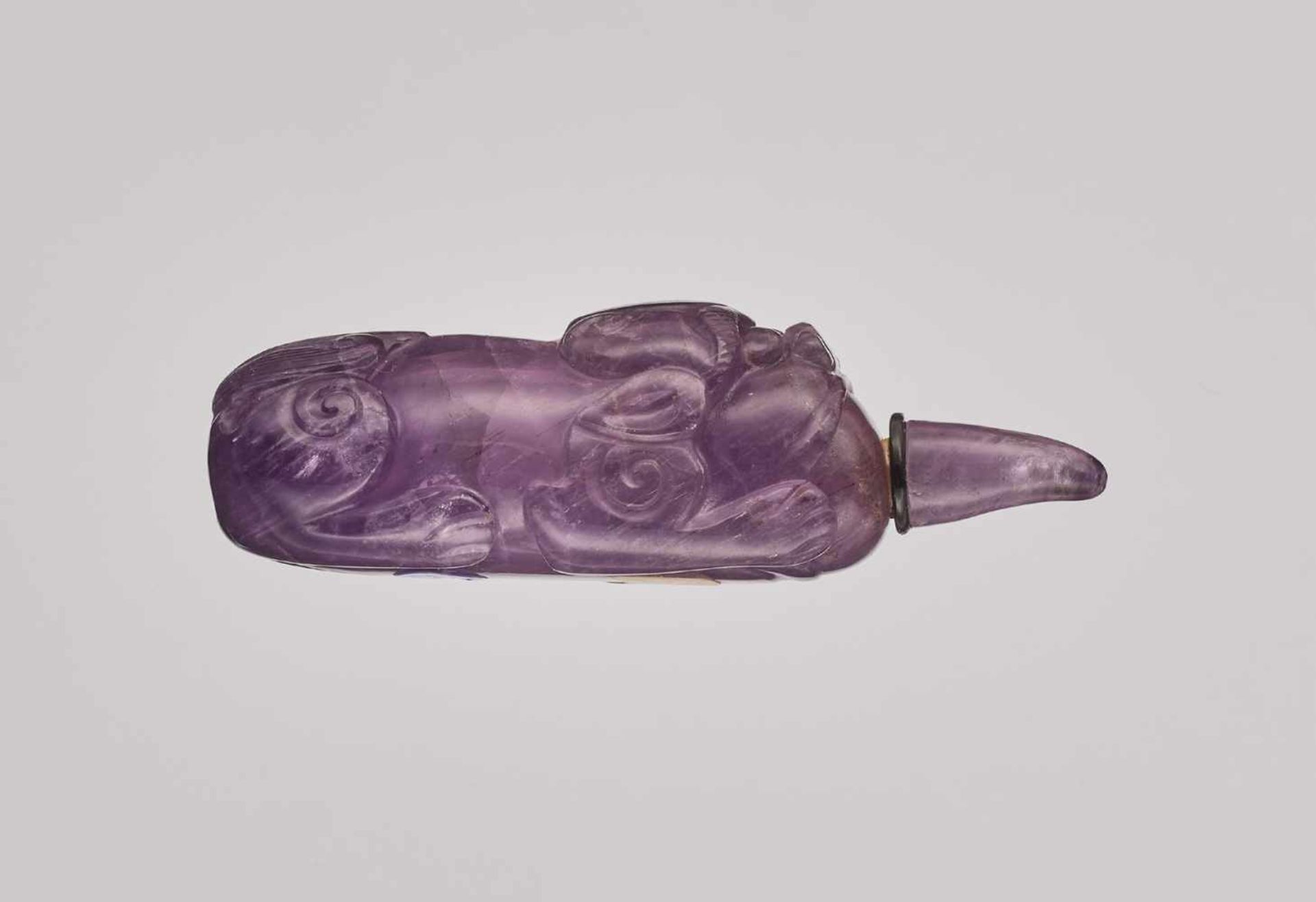 A CARVED AMETHYST AND BROWN CRYSTAL 'BUDDHIST LION' SNUFF BOTTLE Crystal (amethyst and brown - Image 4 of 6