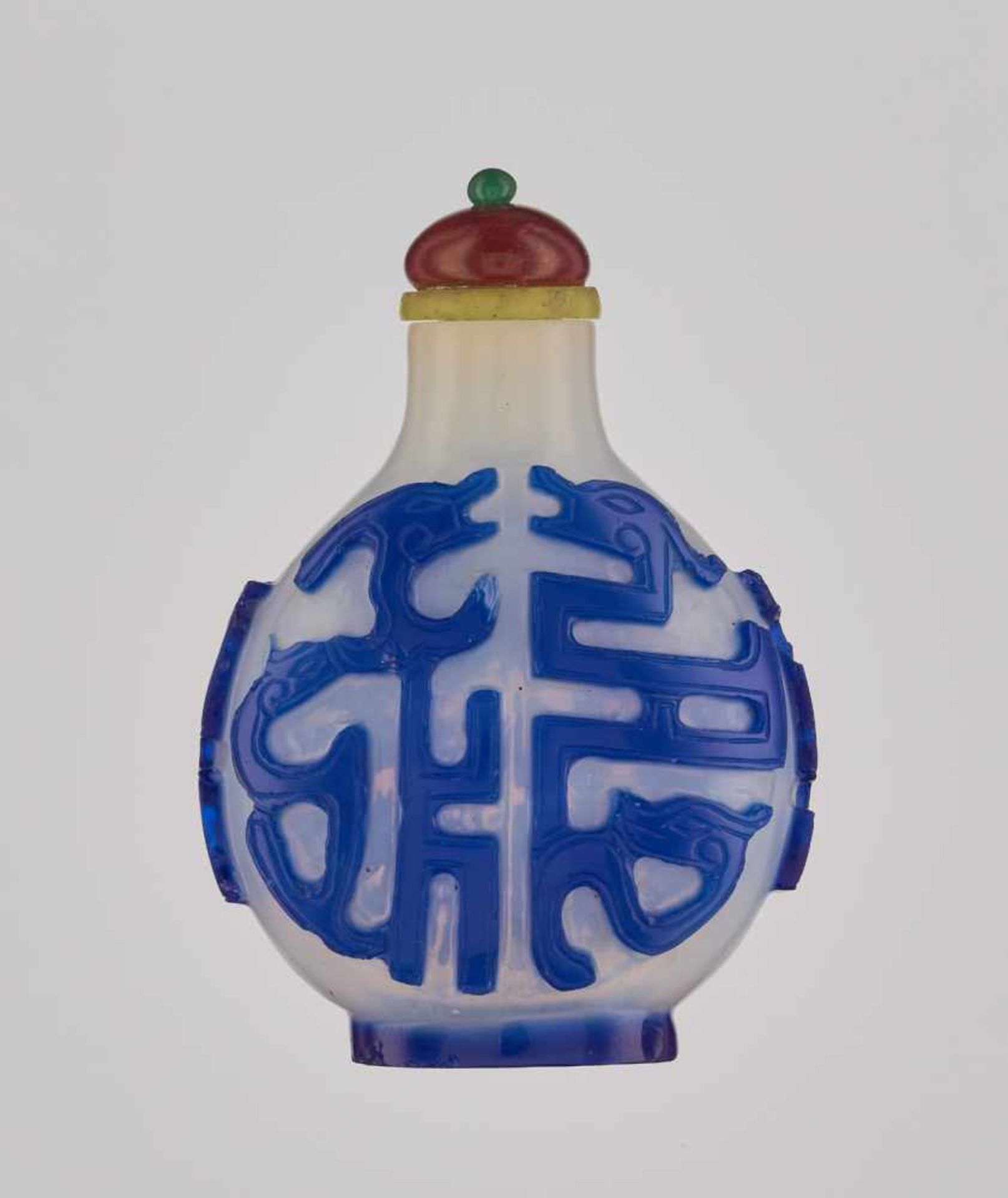 A SAPPHIRE-BLUE ON MILKY-WHITE OVERLAY ‘KUILONG’ GLASS SNUFF BOTTLE Glass, with incised overlay - Bild 2 aus 6