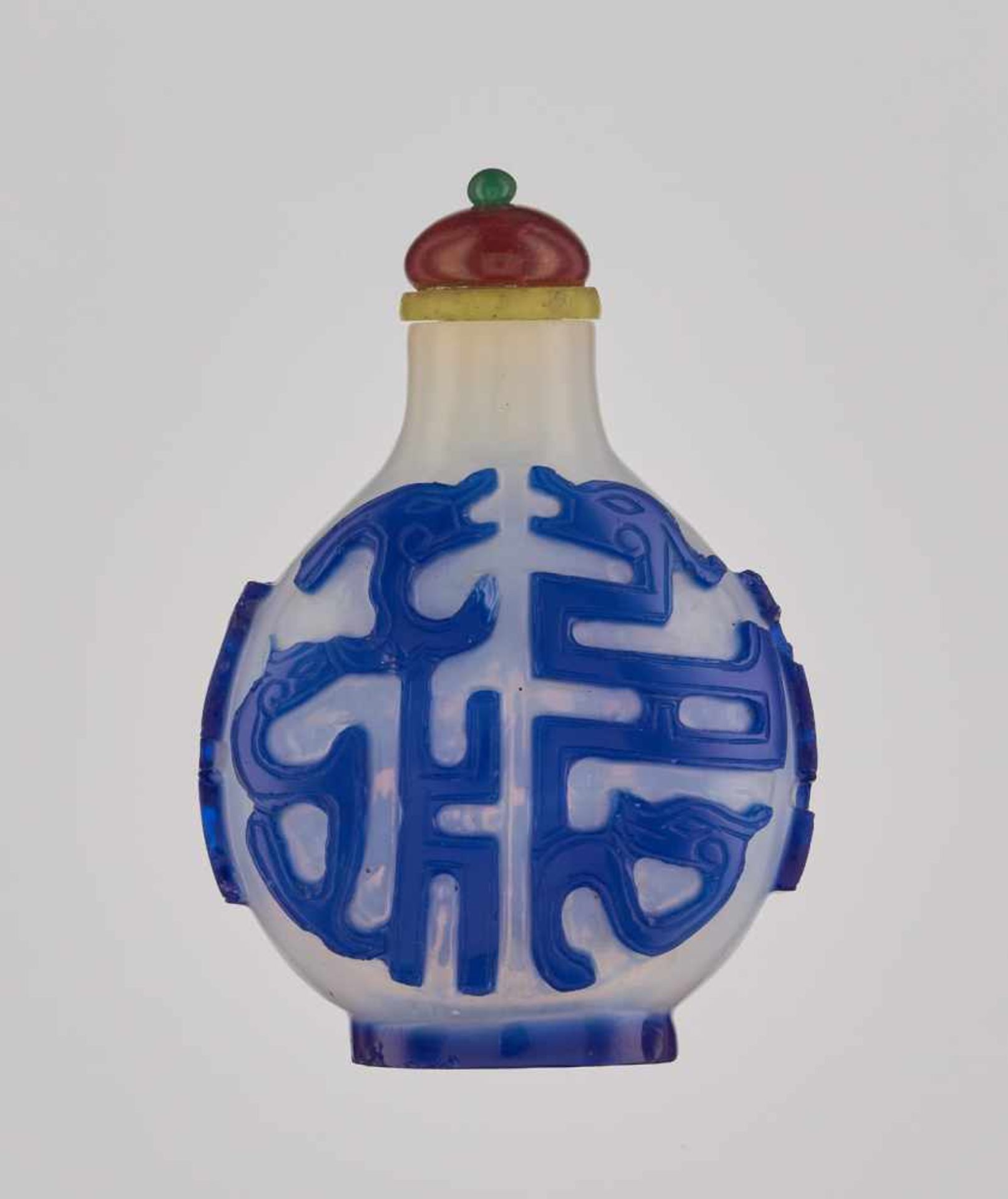 A SAPPHIRE-BLUE ON MILKY-WHITE OVERLAY ‘KUILONG’ GLASS SNUFF BOTTLE Glass, with incised overlay - Image 2 of 6