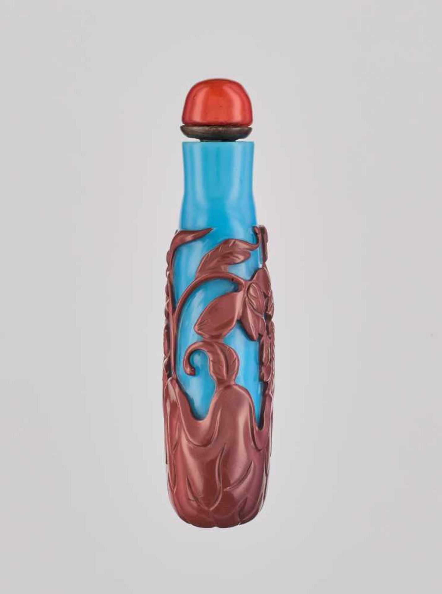 A CINNABAR-RED OVERLAY TURQUOISE-BLUE GLASS 'CRABS' SNUFF BOTTLE, QING DYNASTY Carved and neatly - Image 3 of 6