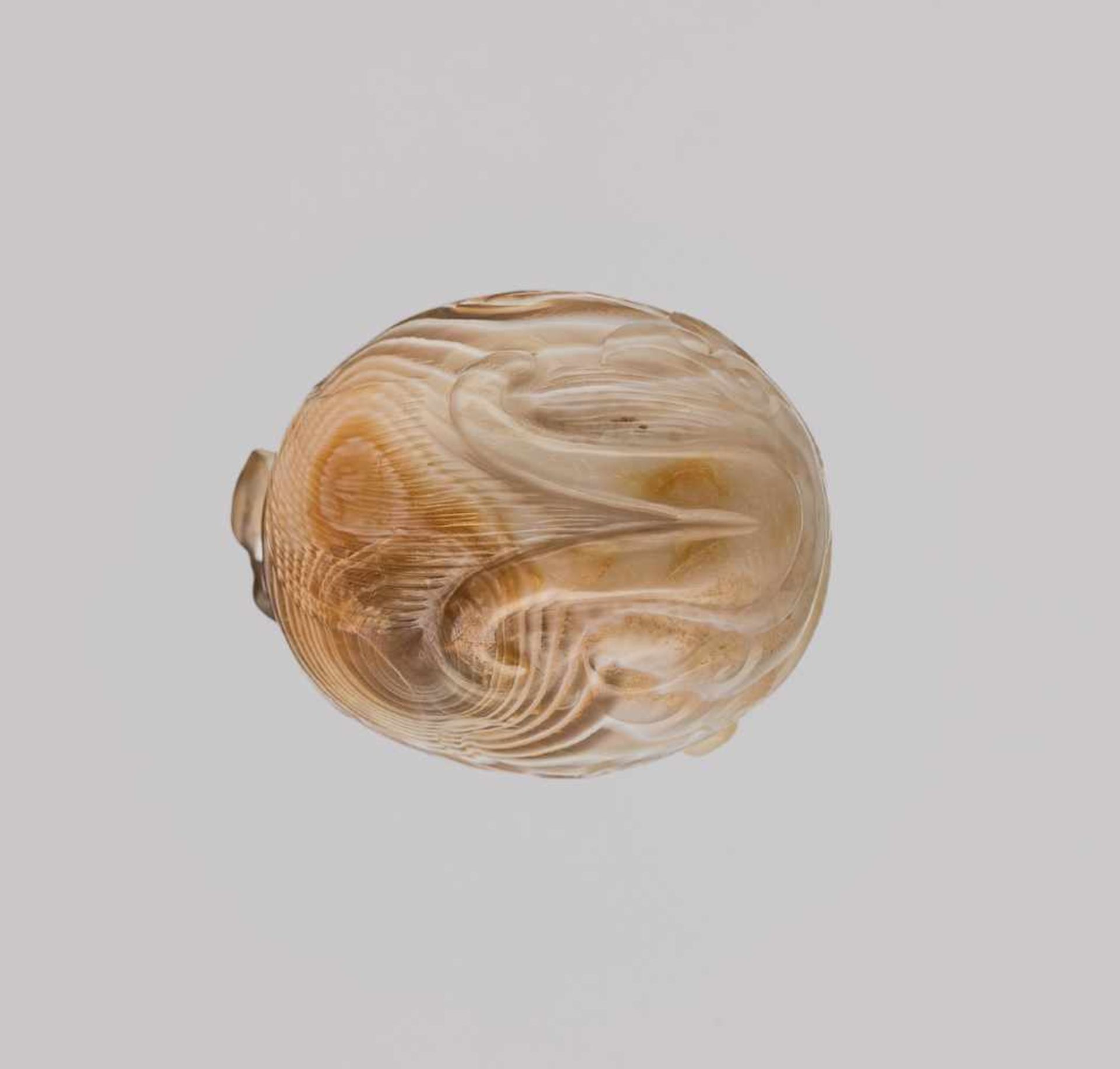 AN UNUSUAL, POSSIBLY IMPERIAL BANDED AGATE 'CHILONG' SNUFF BOTTLE, QING DYNASTY, 1770-1900 Banded - Bild 6 aus 8