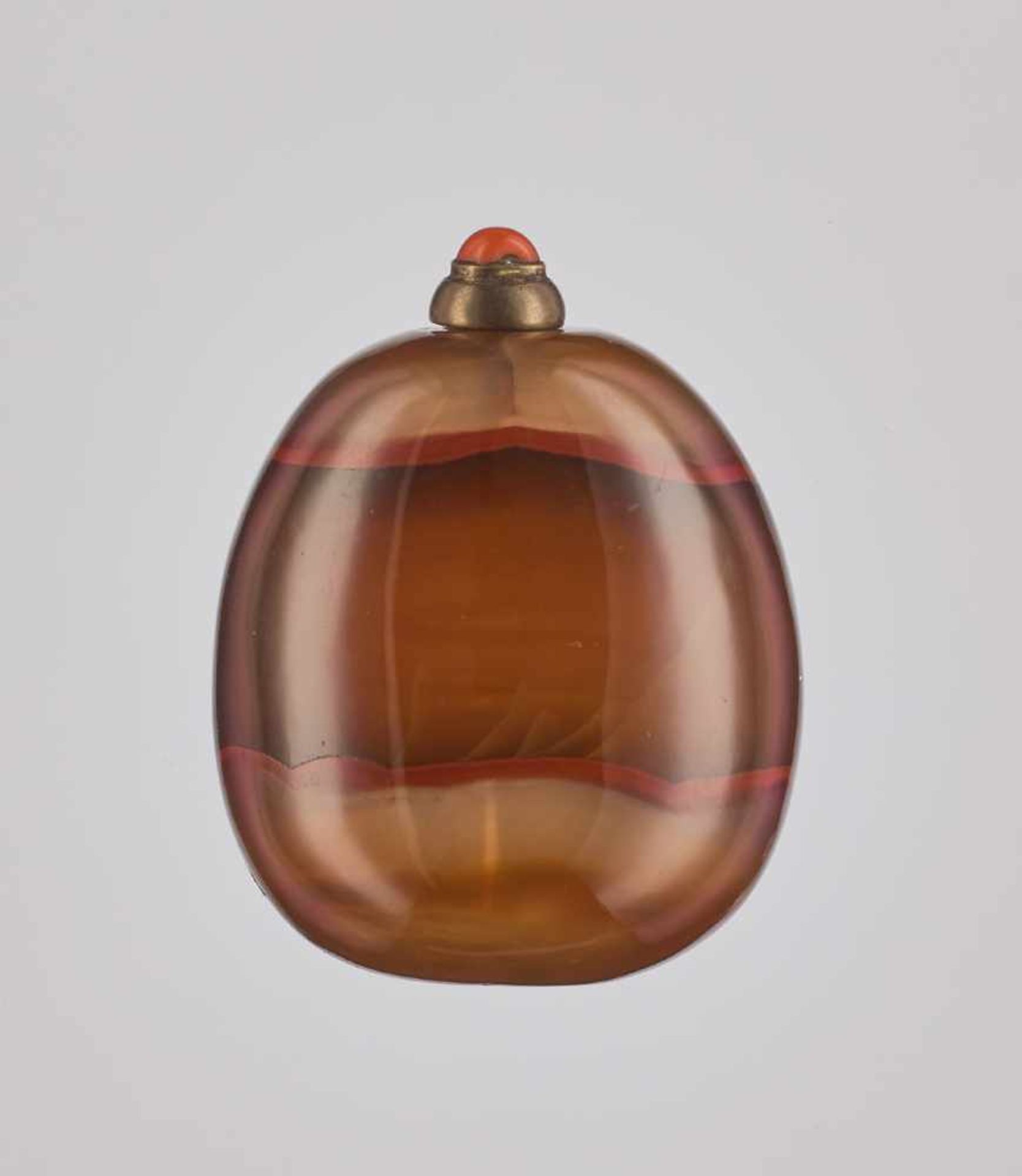 A PEBBLE-FORM ‘FLAG-DRAPED’ BANDED AGATE SNUFF BOTTLE, QING DYNASTY Agate, with bands and clouds