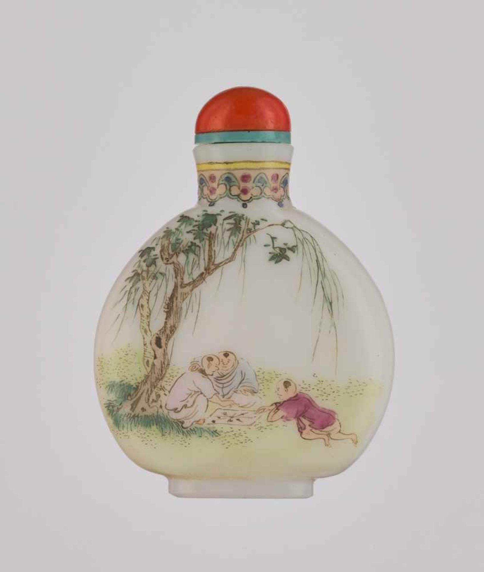 AN ENAMELLED GLASS ‘WEIQI PLAYERS’ SNUFF BOTTLE, YANGZHOU SCHOOL, SEAL MARK AND PERIOD OF QIANLONG