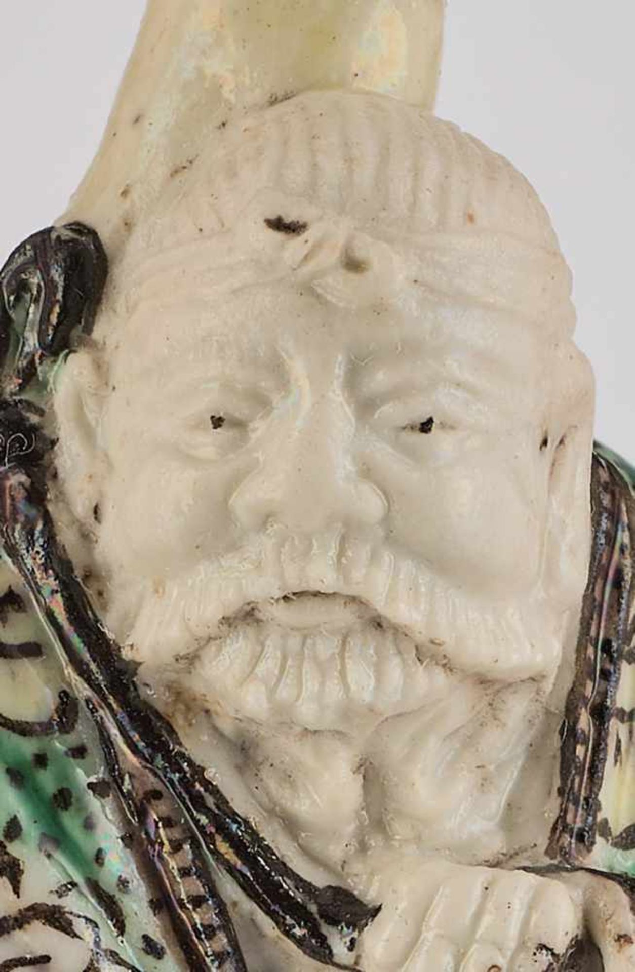 A CARVED FAMILLE VERTE PORCELAIN 'HUGONG' SNUFF BOTTLE, QING DYNASTY Carved porcelain with enamel - Image 7 of 7