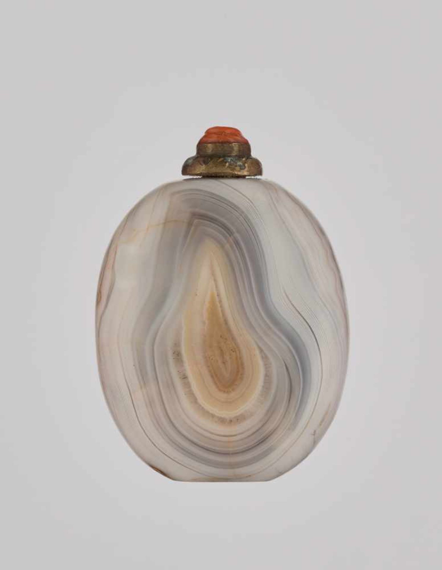 A PEBBLE-FORM 'THUMBPRINT' AGATE SNUFF BOTTLE, QING DYNASTY Banded agate of natural pebble form with