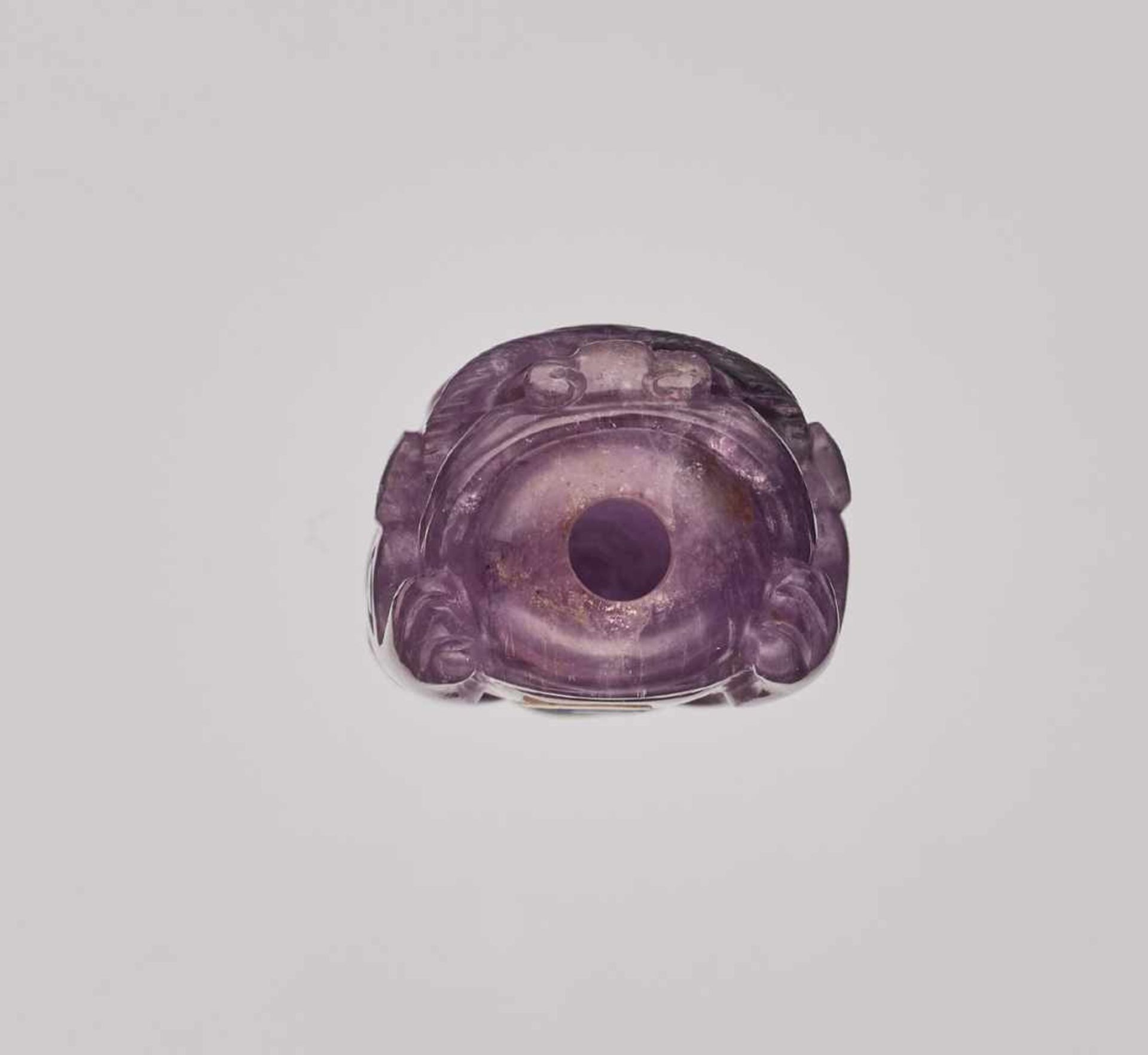 A CARVED AMETHYST AND BROWN CRYSTAL 'BUDDHIST LION' SNUFF BOTTLE Crystal (amethyst and brown - Image 5 of 6