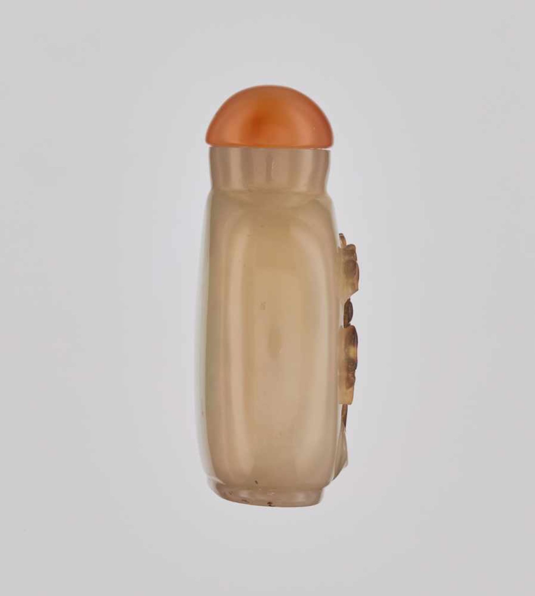 A ‘BOY AND FIVE BATS’ SHADOW AGATE SNUFF BOTTLE, QING DYNASTY Honey colored, translucent agate of - Image 4 of 6