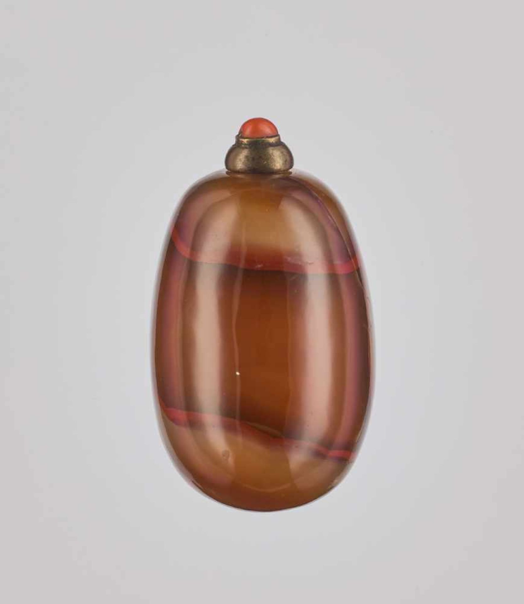 A PEBBLE-FORM ‘FLAG-DRAPED’ BANDED AGATE SNUFF BOTTLE, QING DYNASTY Agate, with bands and clouds - Image 4 of 7