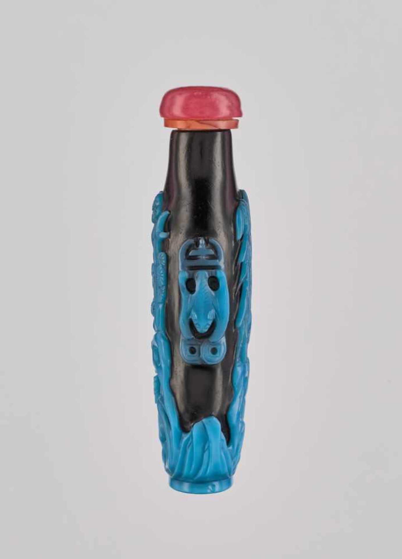 A TURQUOISE OVERLAY BLACK GLASS ‘PRUNUS AND WILLOW’ SNUFF BOTTLE, QING DYNASTY Black glass with - Image 4 of 6