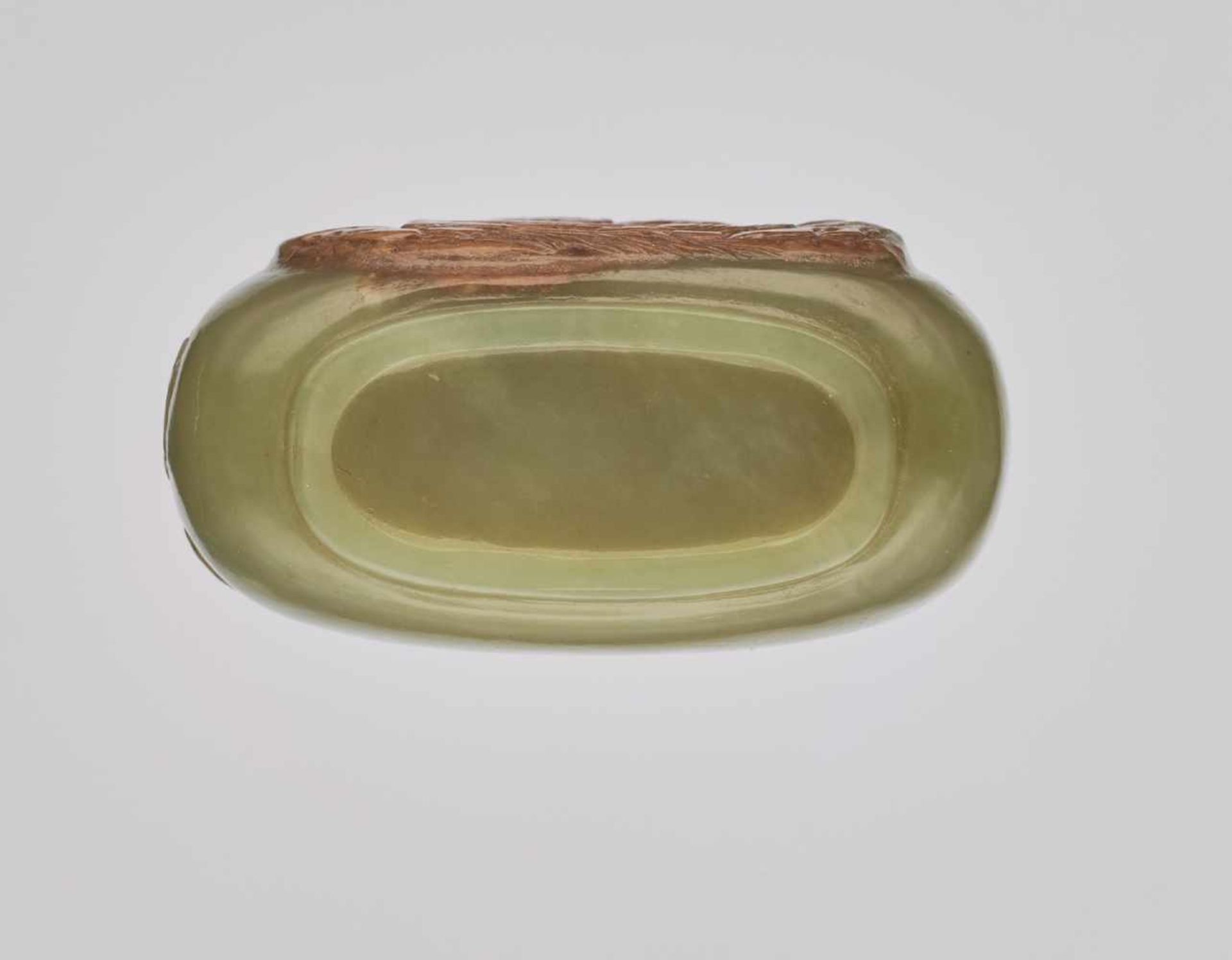 A FINELY CARVED YELLOWISH-GREEN AND RUSSET JADE 'IMMORTAL' SNUFF BOTTLE Nephrite with a natural - Image 6 of 6