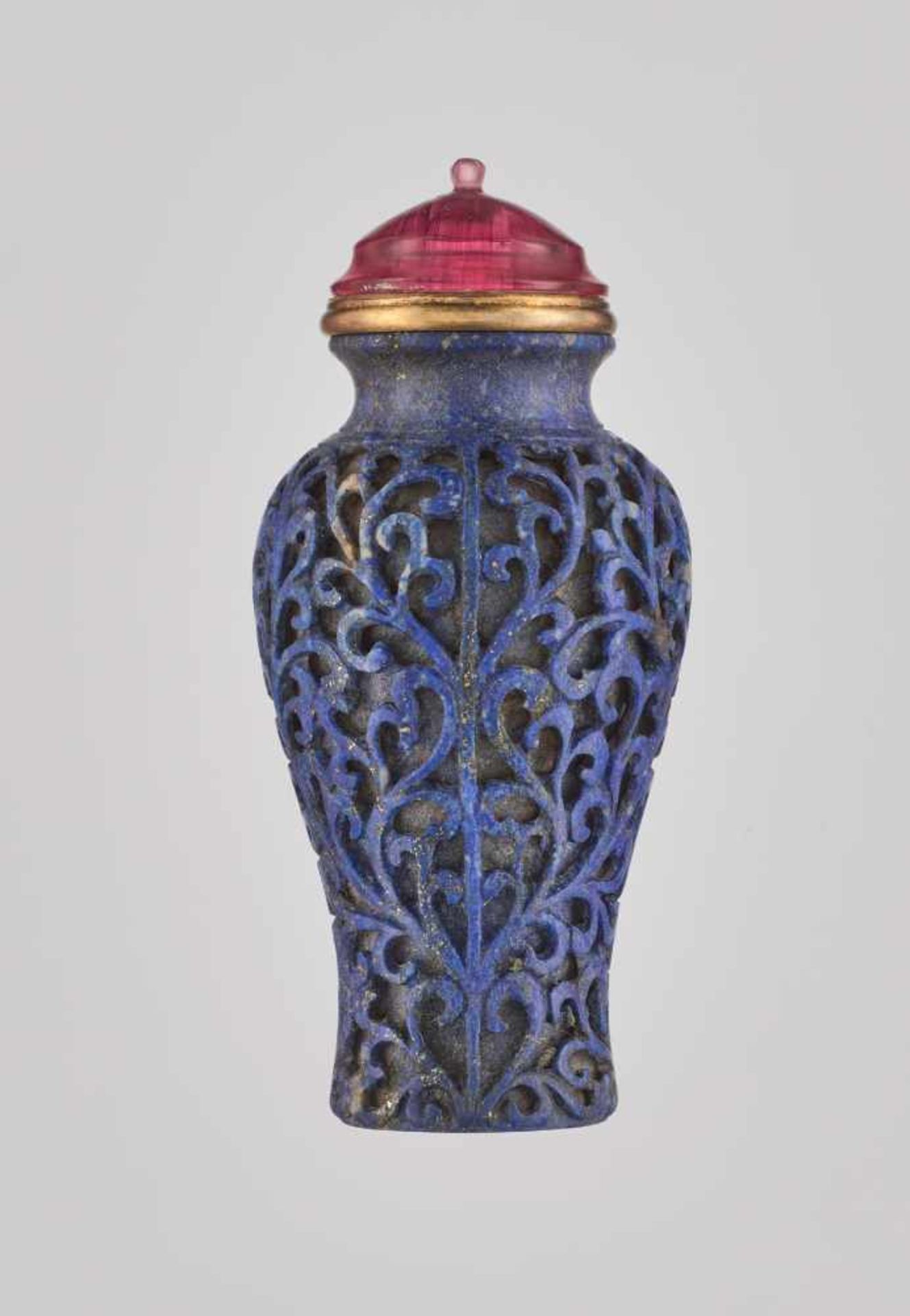 AN UNUSUAL MUGHAL-STYLE ‘TRELLIS’ LAPIS LAZULI SNUFF BOTTLE, MEIPING-FORM The stone with a layer - Image 2 of 6