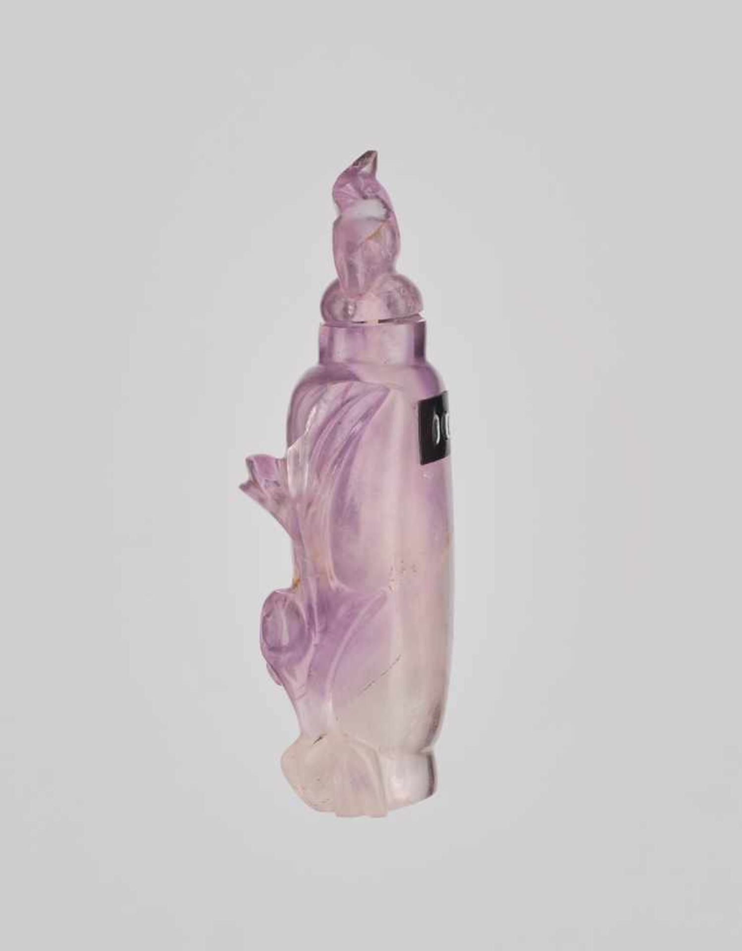 AN AMETHYST ‘LINGZHI’ SNUFF BOTTLE Carved amethyst of with color varying from white crystal to - Image 4 of 6