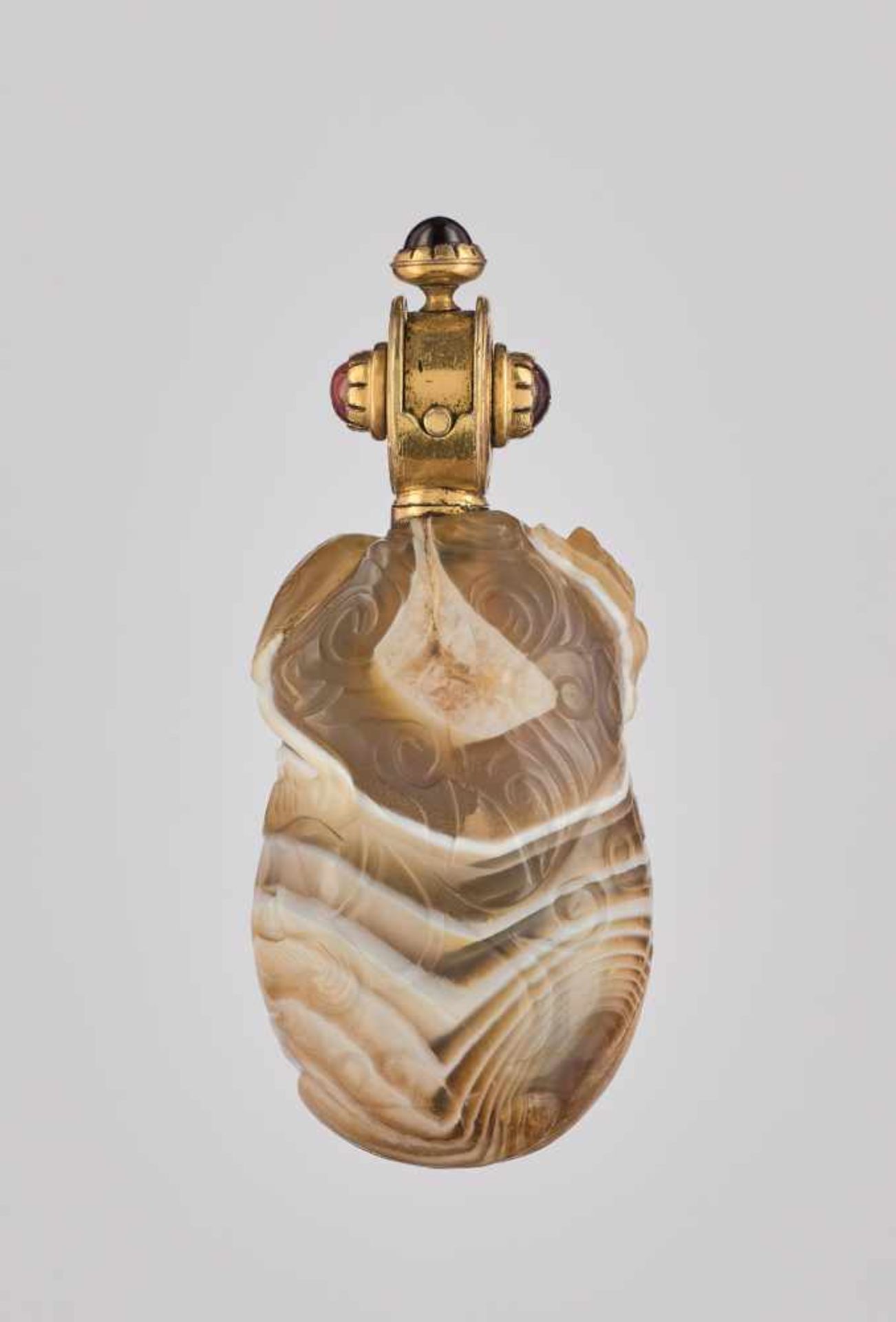 AN UNUSUAL, POSSIBLY IMPERIAL BANDED AGATE 'CHILONG' SNUFF BOTTLE, QING DYNASTY, 1770-1900 Banded - Bild 3 aus 8