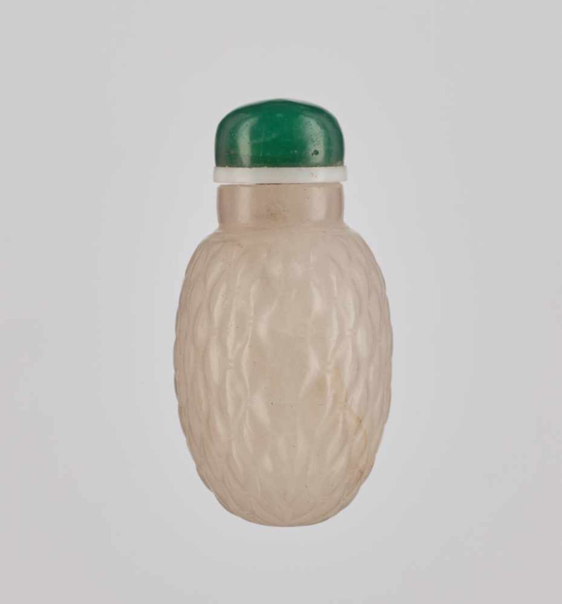 A CARVED CRYSTAL 'BASKETWEAVE' SNUFF BOTTLE, QING DYNASTY Translucent rock crystal, with several - Image 3 of 6