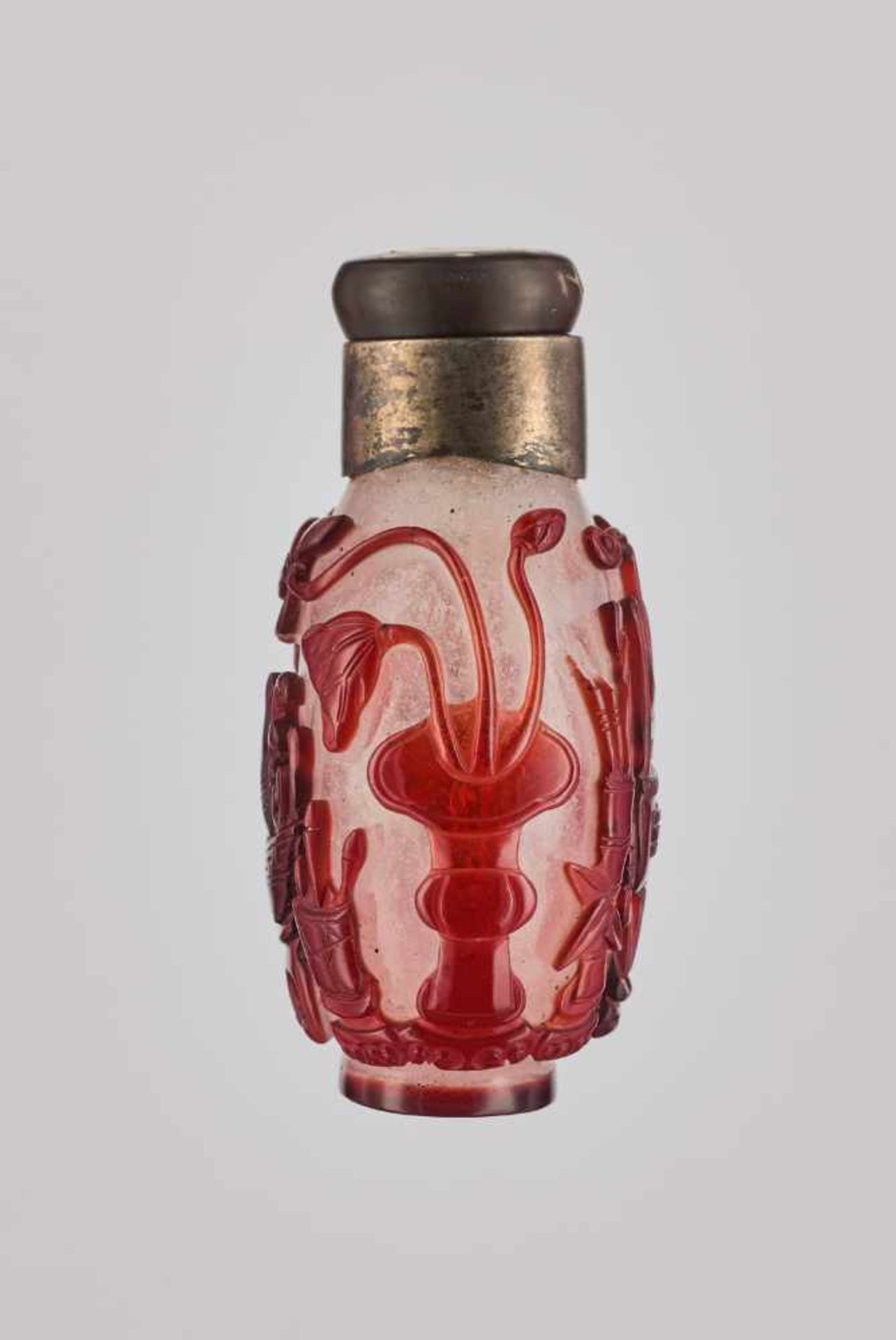 A RUBY-RED OVERLAY WHITE GLASS 'AUSPICIOUS OBJECTS' SNUFF BOTTLE, QING DYNASTY Carved and incised - Image 4 of 6