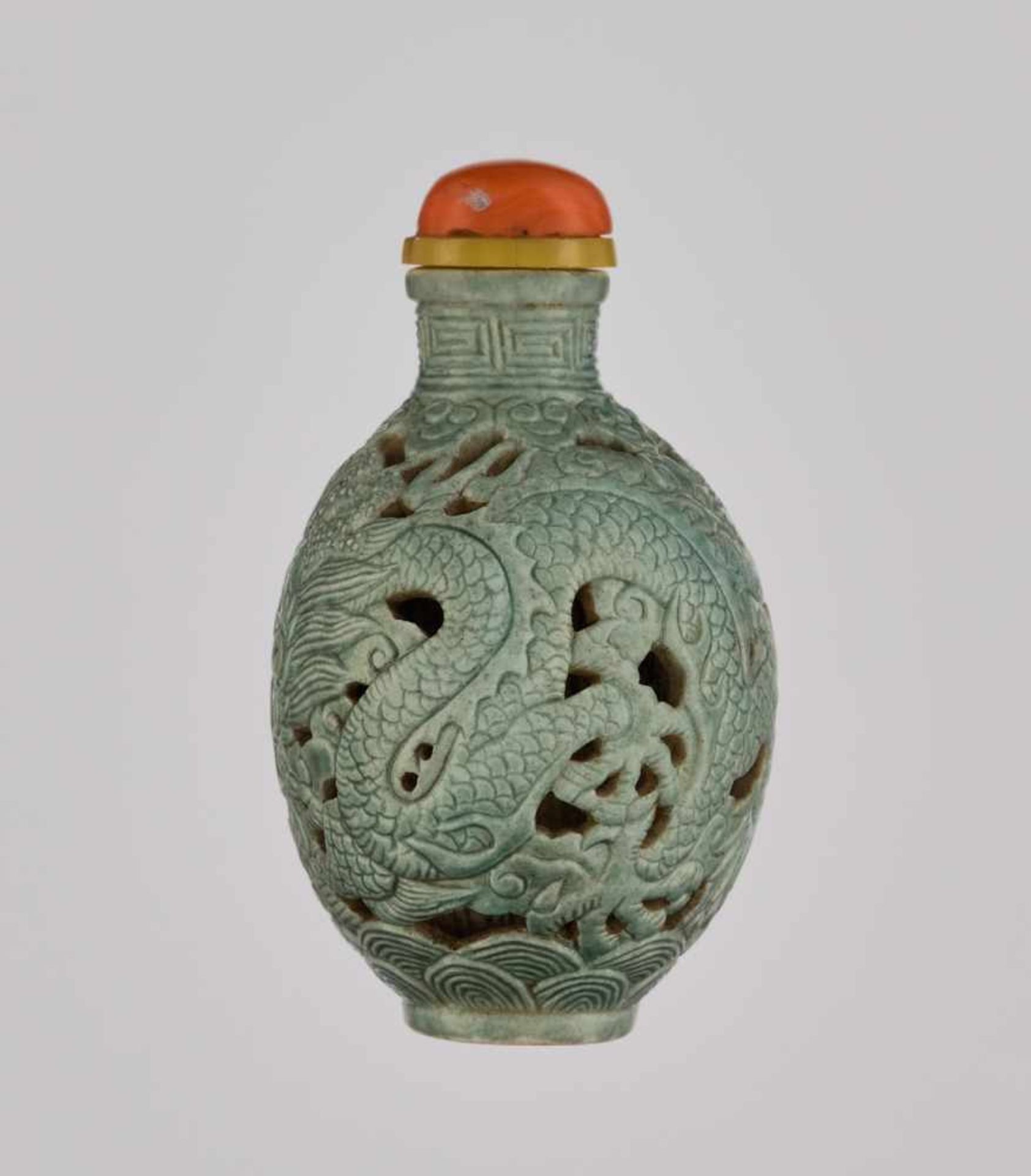 A RETICULATED TURQUOISE-GLAZED ‘DRAGON & PHOENIX’ PORCELAIN SNUFF BOTTLE Molded and carved porcelain - Bild 4 aus 6