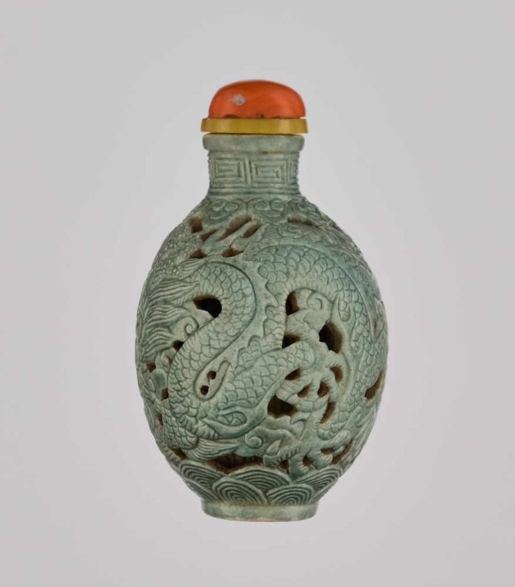 A RETICULATED TURQUOISE-GLAZED ‘DRAGON & PHOENIX’ PORCELAIN SNUFF BOTTLE Molded and carved porcelain - Image 4 of 6