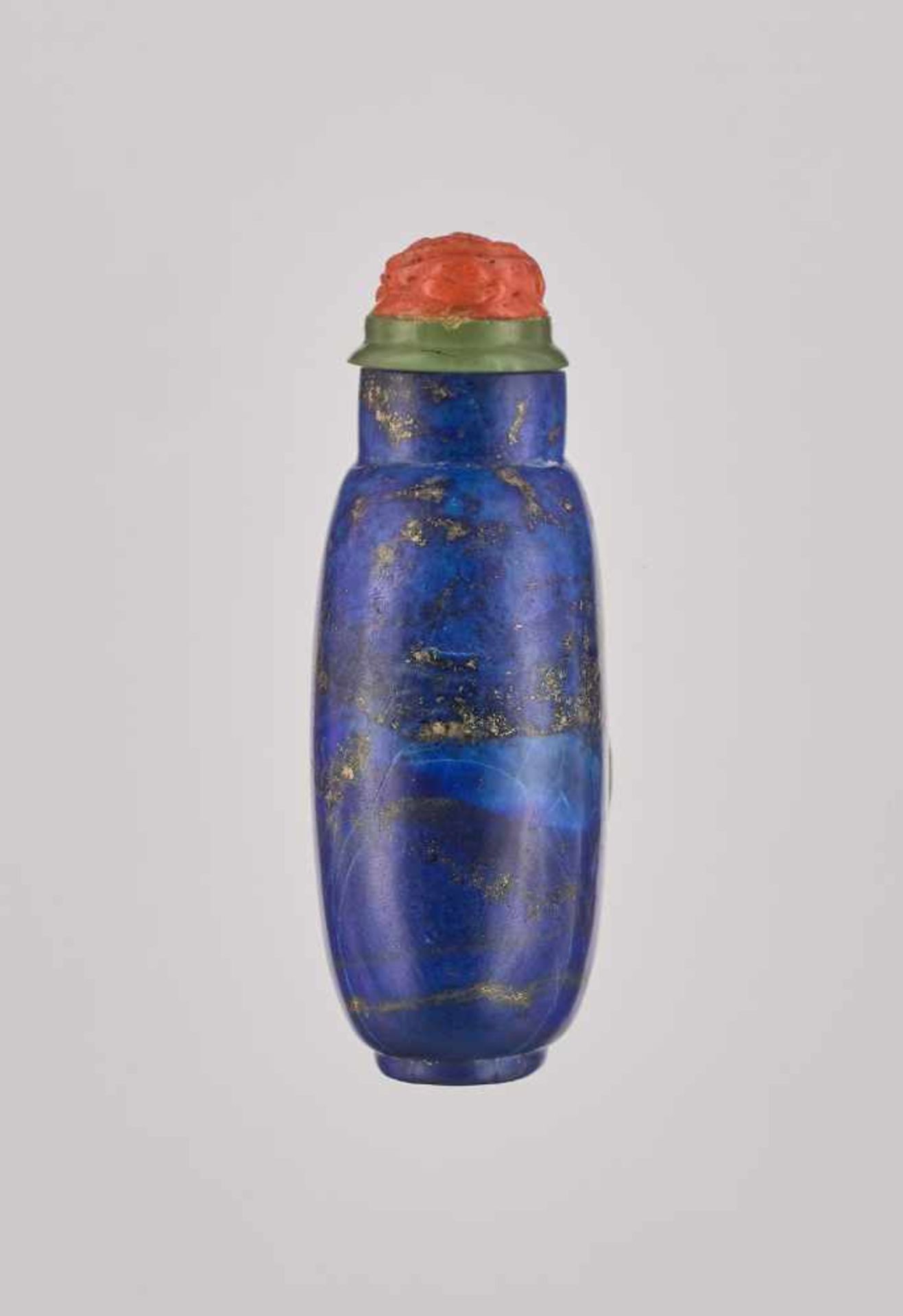 A LAPIS LAZULI SNUFF BOTTLE, QING DYNASTY Carved Lapis lazuli with a good patina and smooth - Image 4 of 6