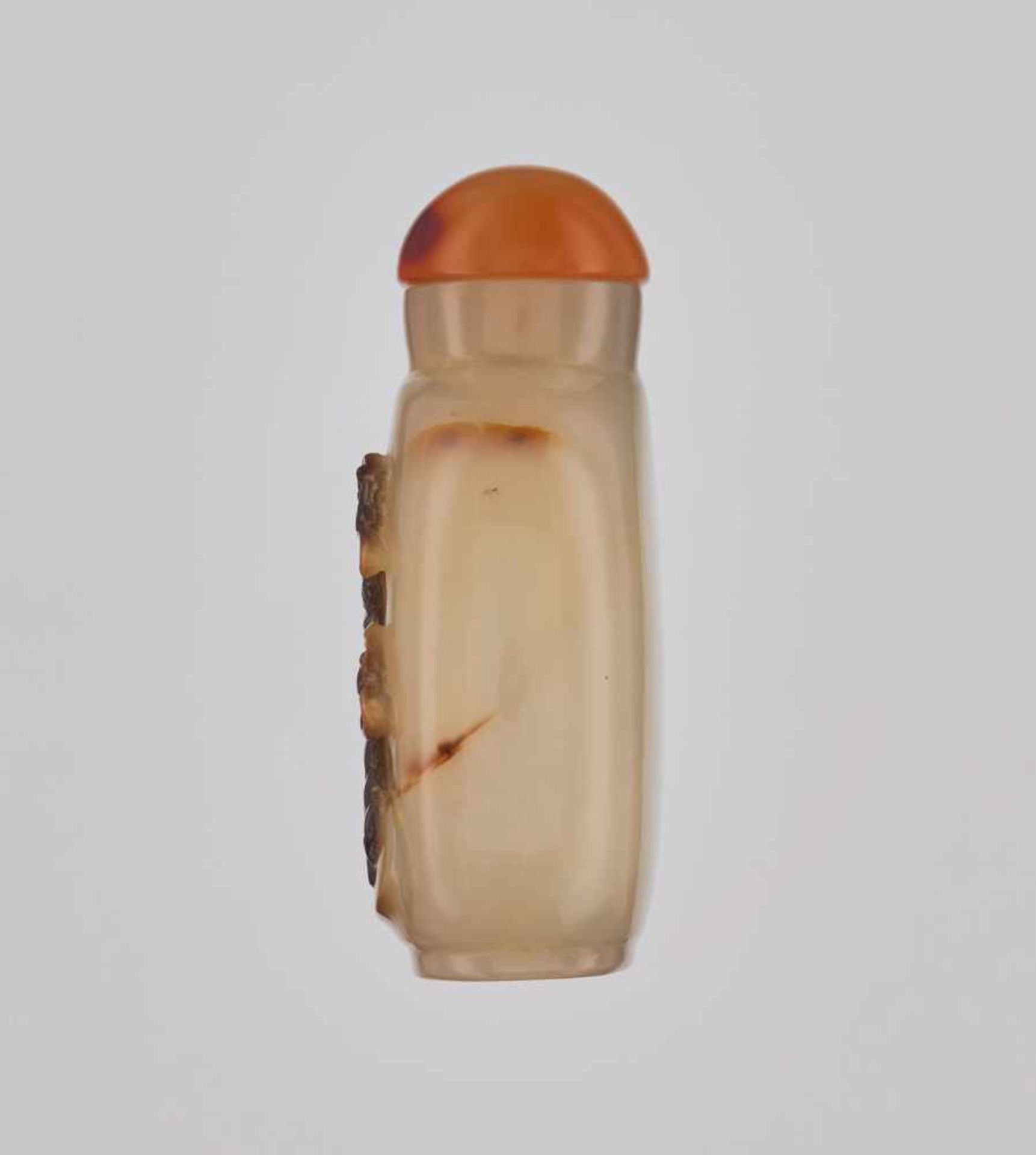 A ‘BOY AND FIVE BATS’ SHADOW AGATE SNUFF BOTTLE, QING DYNASTY Honey colored, translucent agate of - Image 3 of 6