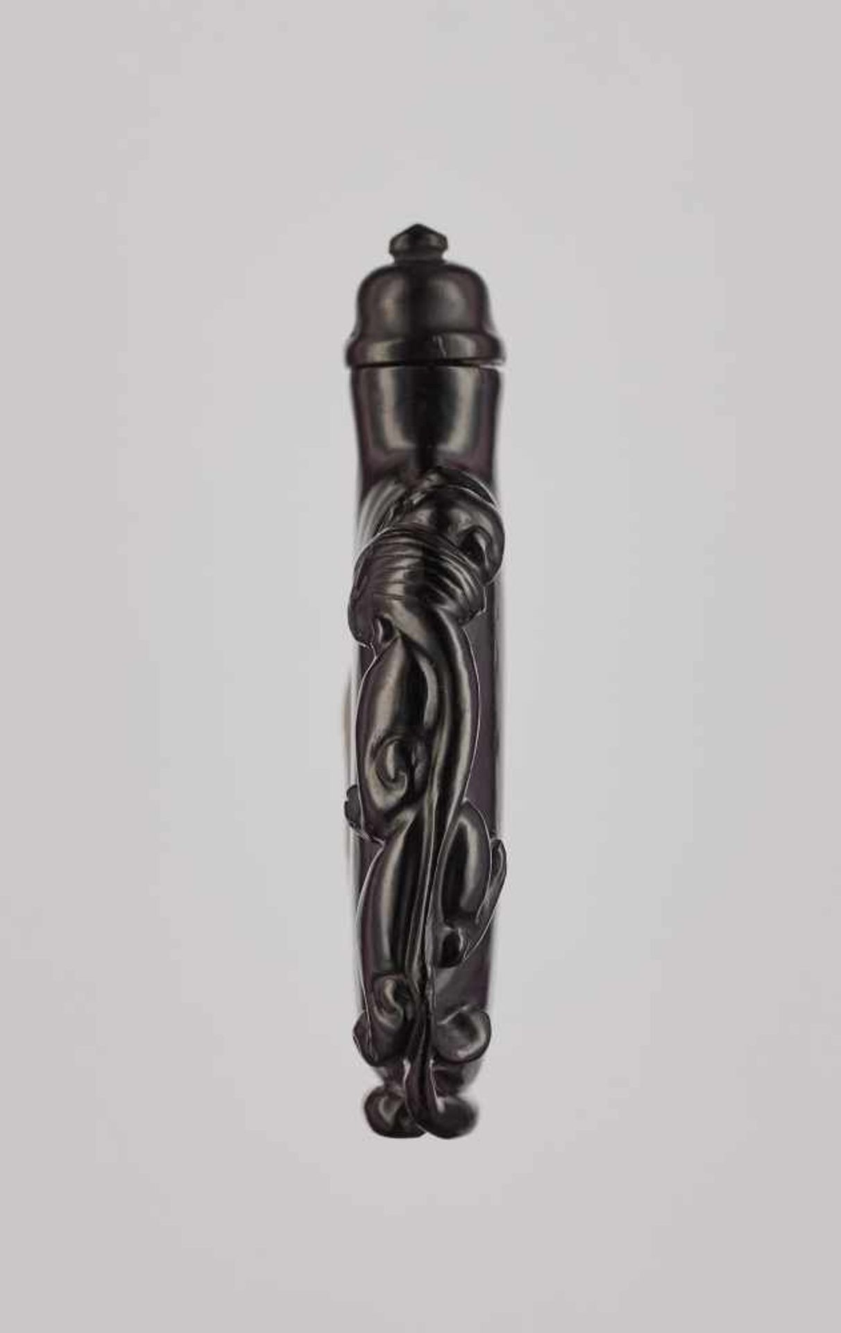 A JET ‘CHILONG’ SNUFF BOTTLE, QING DYNASTY, 18TH - 19TH CENTURY Carved and polished black jet of - Image 4 of 7