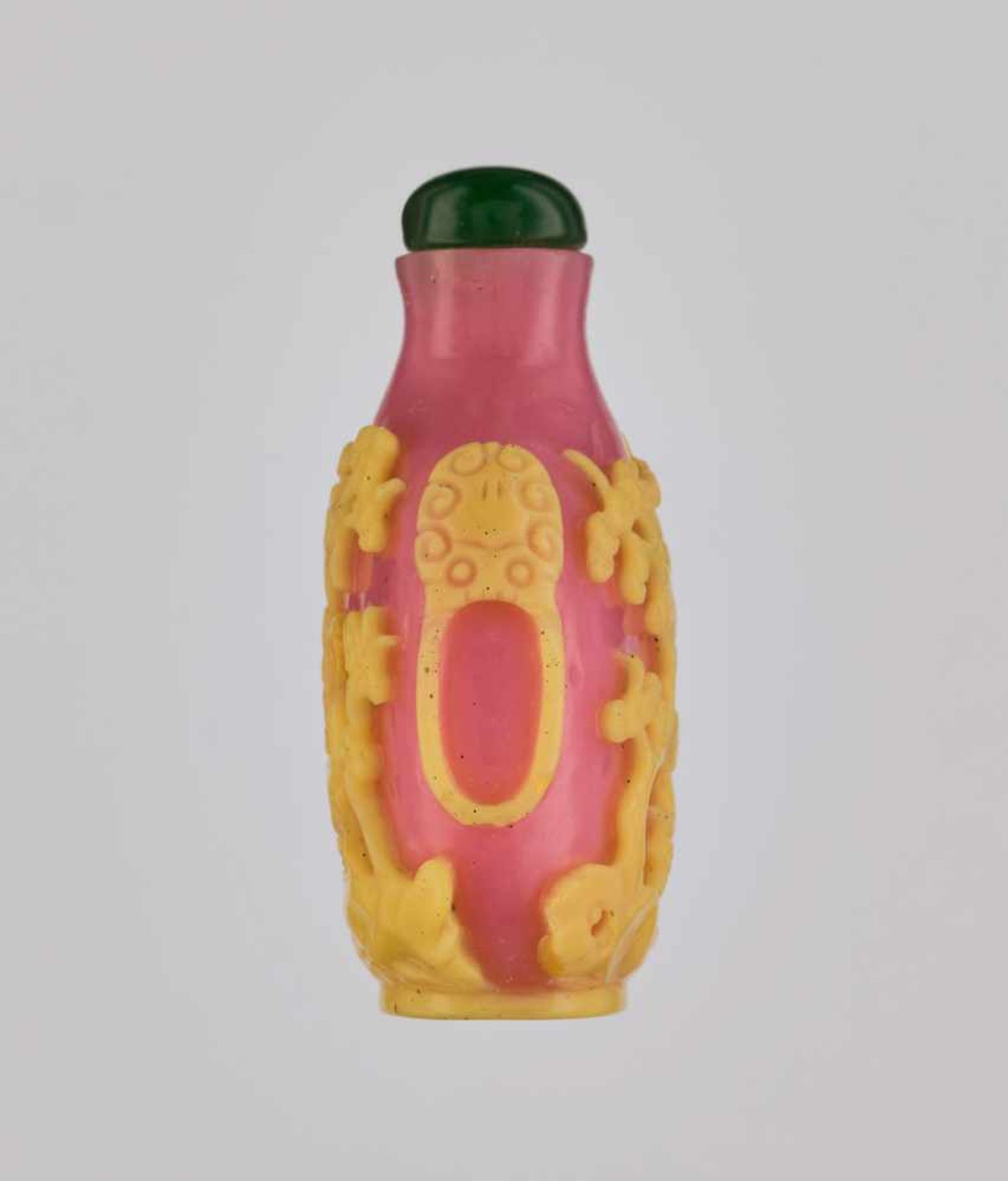 A YELLOW-OVERLAY PINK ‘CRANES & PINES’ GLASS SNUFF BOTTLE Opaque pink glass with carved and - Image 3 of 6