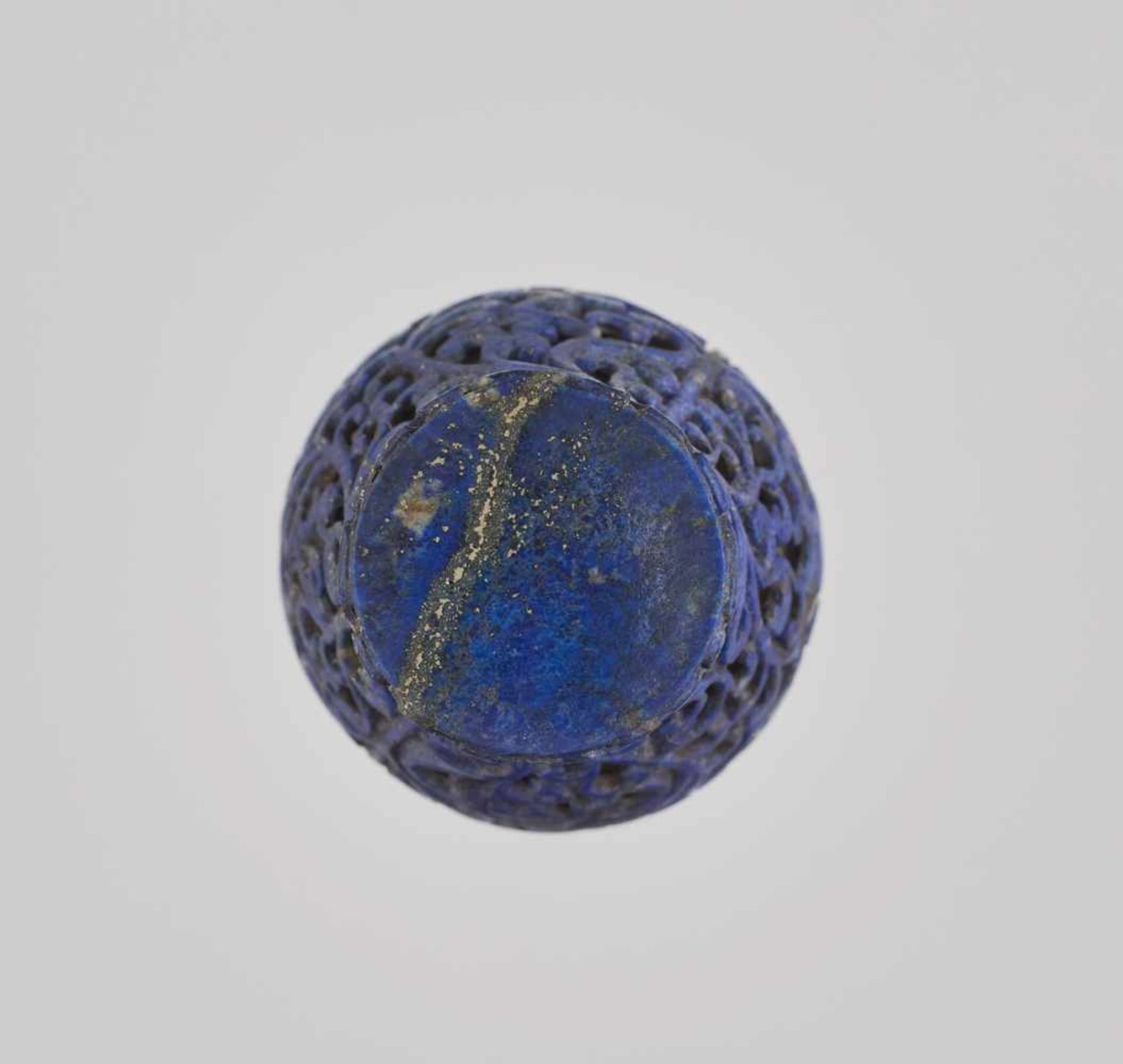 AN UNUSUAL MUGHAL-STYLE ‘TRELLIS’ LAPIS LAZULI SNUFF BOTTLE, MEIPING-FORM The stone with a layer - Image 6 of 6