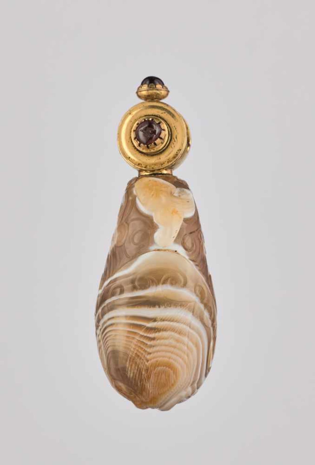 AN UNUSUAL, POSSIBLY IMPERIAL BANDED AGATE 'CHILONG' SNUFF BOTTLE, QING DYNASTY, 1770-1900 Banded - Bild 2 aus 8