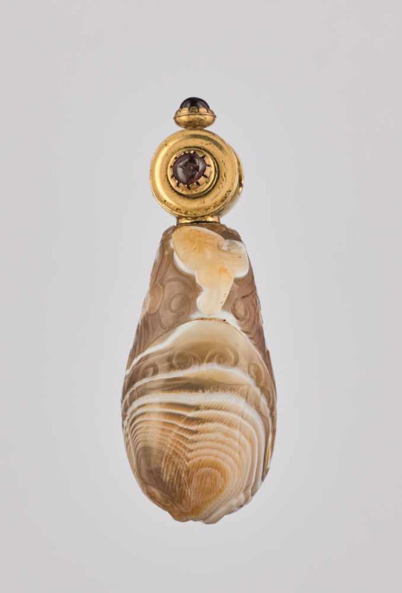 AN UNUSUAL, POSSIBLY IMPERIAL BANDED AGATE 'CHILONG' SNUFF BOTTLE, QING DYNASTY, 1770-1900 Banded - Image 2 of 8