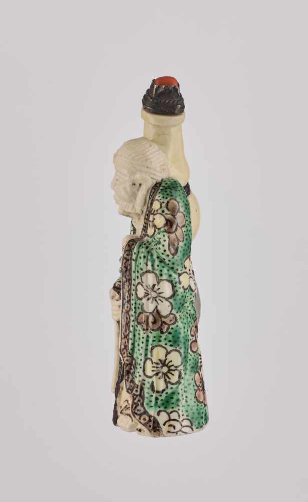 A CARVED FAMILLE VERTE PORCELAIN 'HUGONG' SNUFF BOTTLE, QING DYNASTY Carved porcelain with enamel - Image 4 of 7