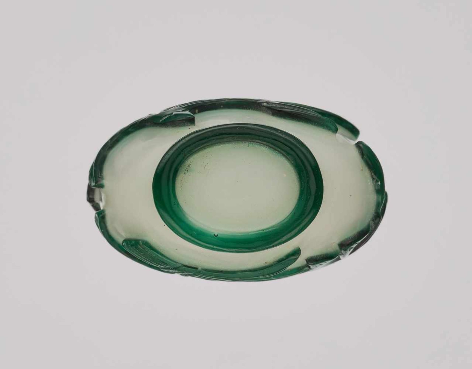 AN EMERALD-GREEN OVERLAY WHITE GLASS ‘LOTUS’ SNUFF BOTTLE, QING DYNASTY Glass, with incised - Image 6 of 6