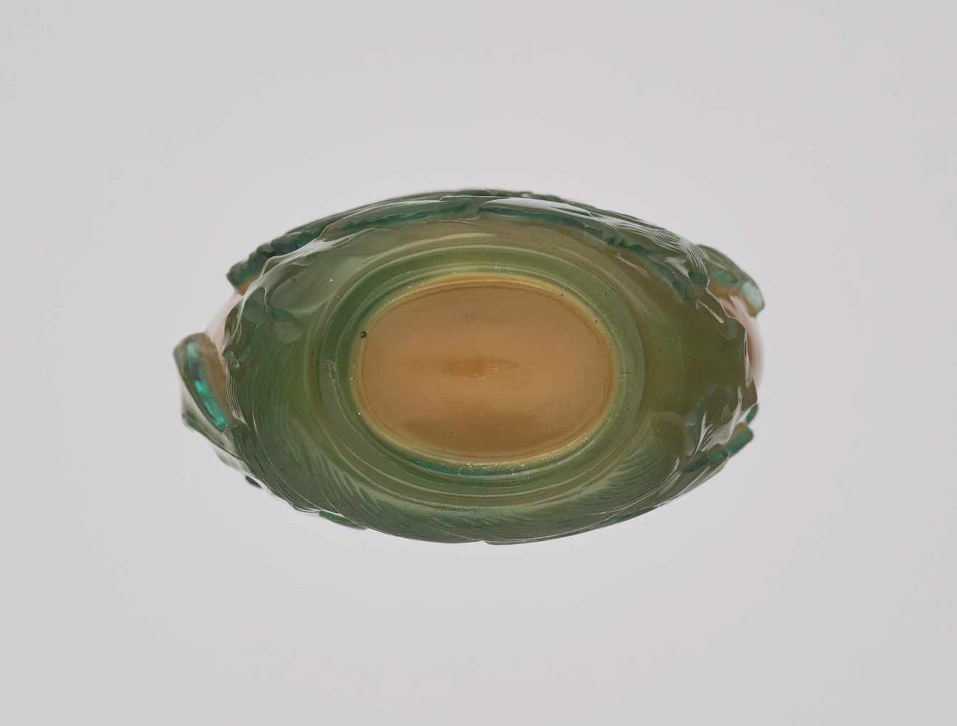 A CARAMEL-BROWN AND GREEN ‘BUDDHIST LION & CARPS’ OVERLAY GLASS SNUFF BOTTLE Carved opaque caramel- - Image 6 of 6