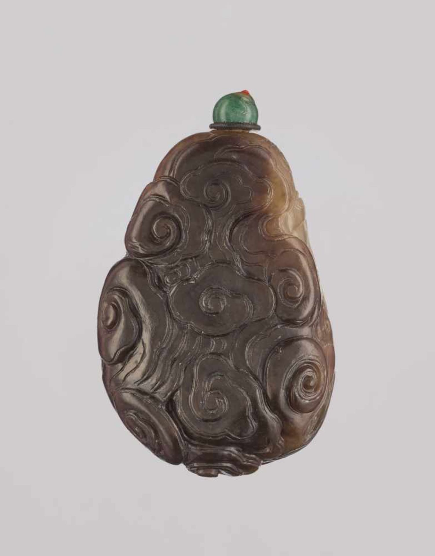 A CELADON AND RUSSET ‘DRAGON AMIDST CLOUDS’ JADE SNUFF BOTTLE Nephrite of dark-brown and celadon - Image 3 of 8