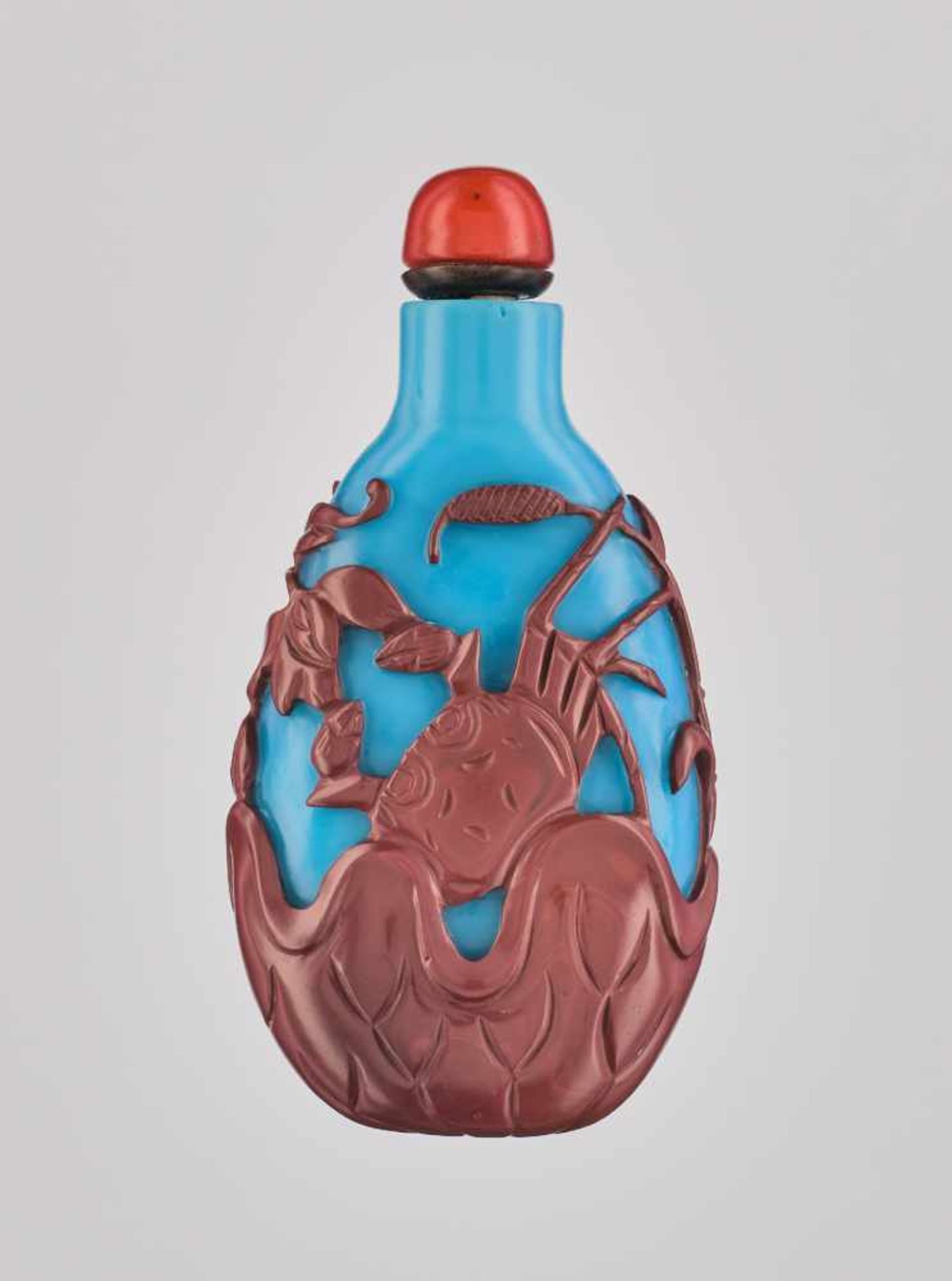 A CINNABAR-RED OVERLAY TURQUOISE-BLUE GLASS 'CRABS' SNUFF BOTTLE, QING DYNASTY Carved and neatly - Image 2 of 6