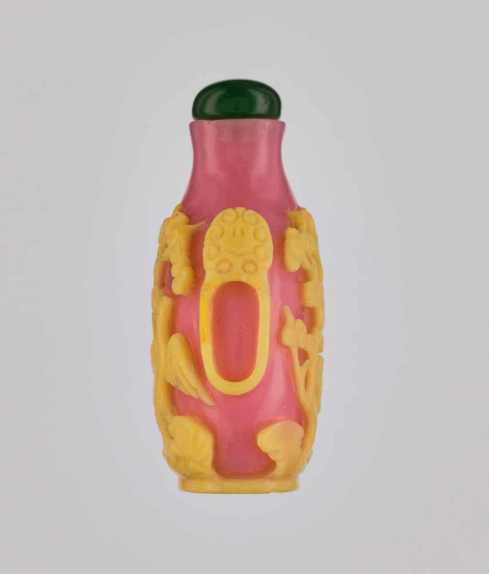 A YELLOW-OVERLAY PINK ‘CRANES & PINES’ GLASS SNUFF BOTTLE Opaque pink glass with carved and - Image 4 of 6