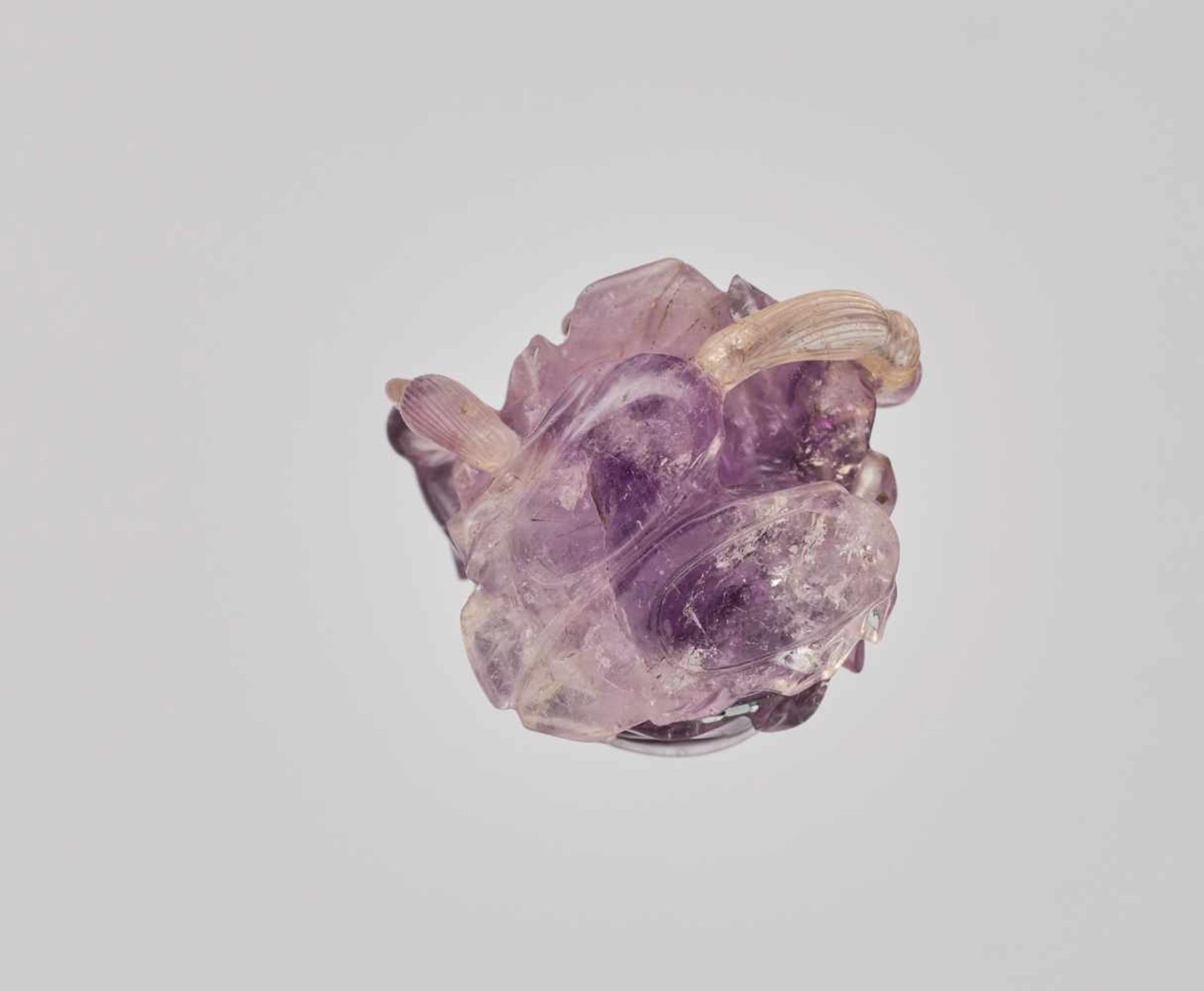 A FIGURAL ‘LIU HAI AND TOAD’ AMETHYST SNUFF BOTTLE Amethyst, the colors of the transparent crystal - Image 6 of 6