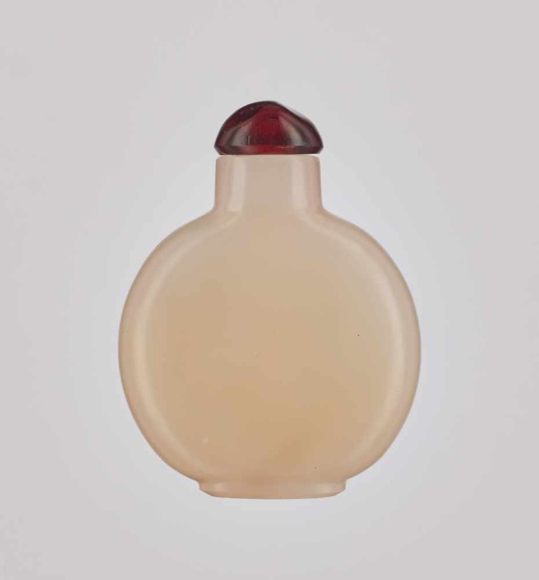 A GLASS 'JADE-IMITATION' DISK-SHAPED SNUFF BOTTLE, QING DYNASTY Glass of even, creamy-white color in - Image 2 of 7