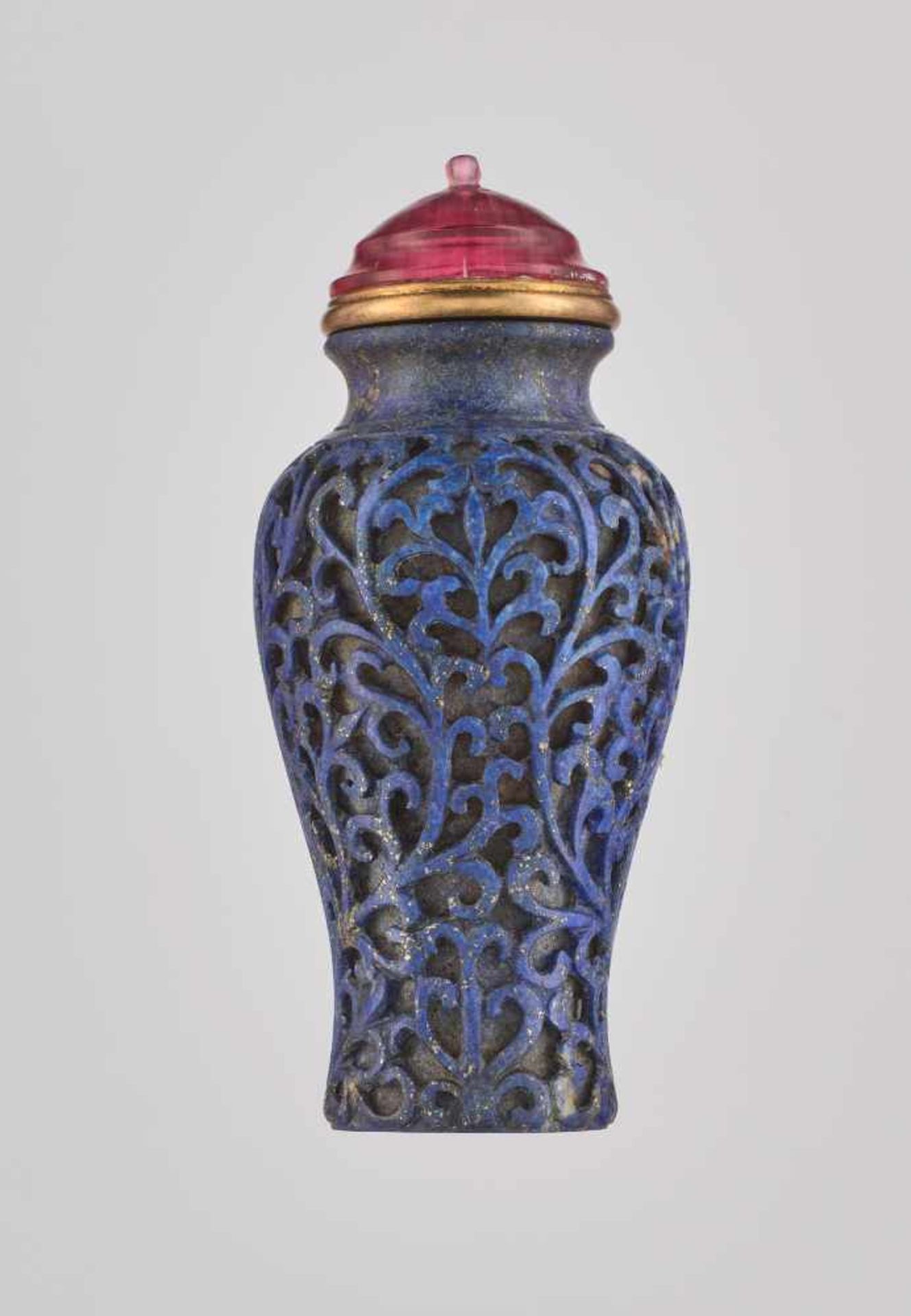 AN UNUSUAL MUGHAL-STYLE ‘TRELLIS’ LAPIS LAZULI SNUFF BOTTLE, MEIPING-FORM The stone with a layer - Image 4 of 6