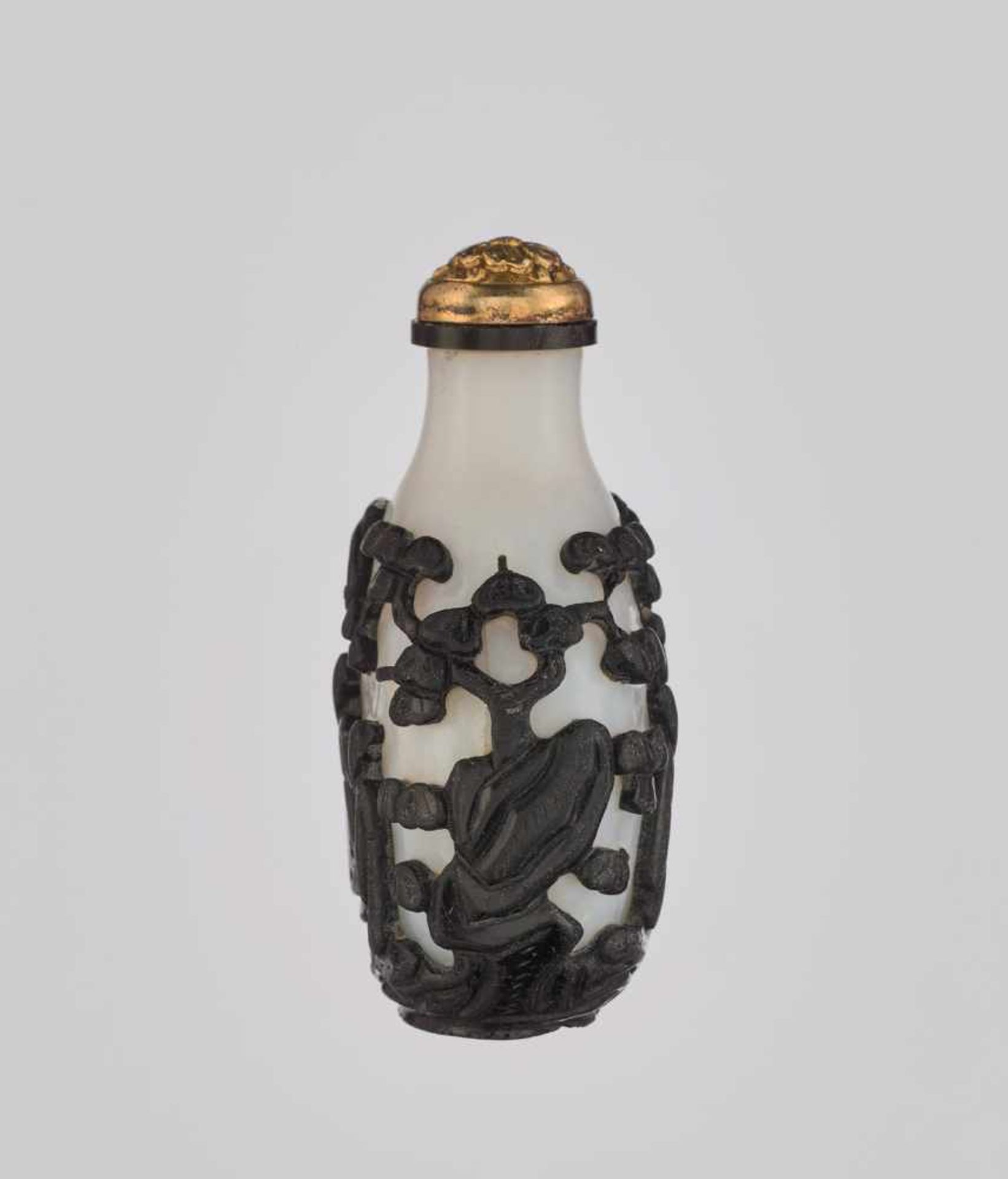 A BLACK OVERLAY ‘SCHOLARS AND ATTENDANTS’ WHITE GLASS SNUFF BOTTLE White opaque glass with carved - Image 3 of 6