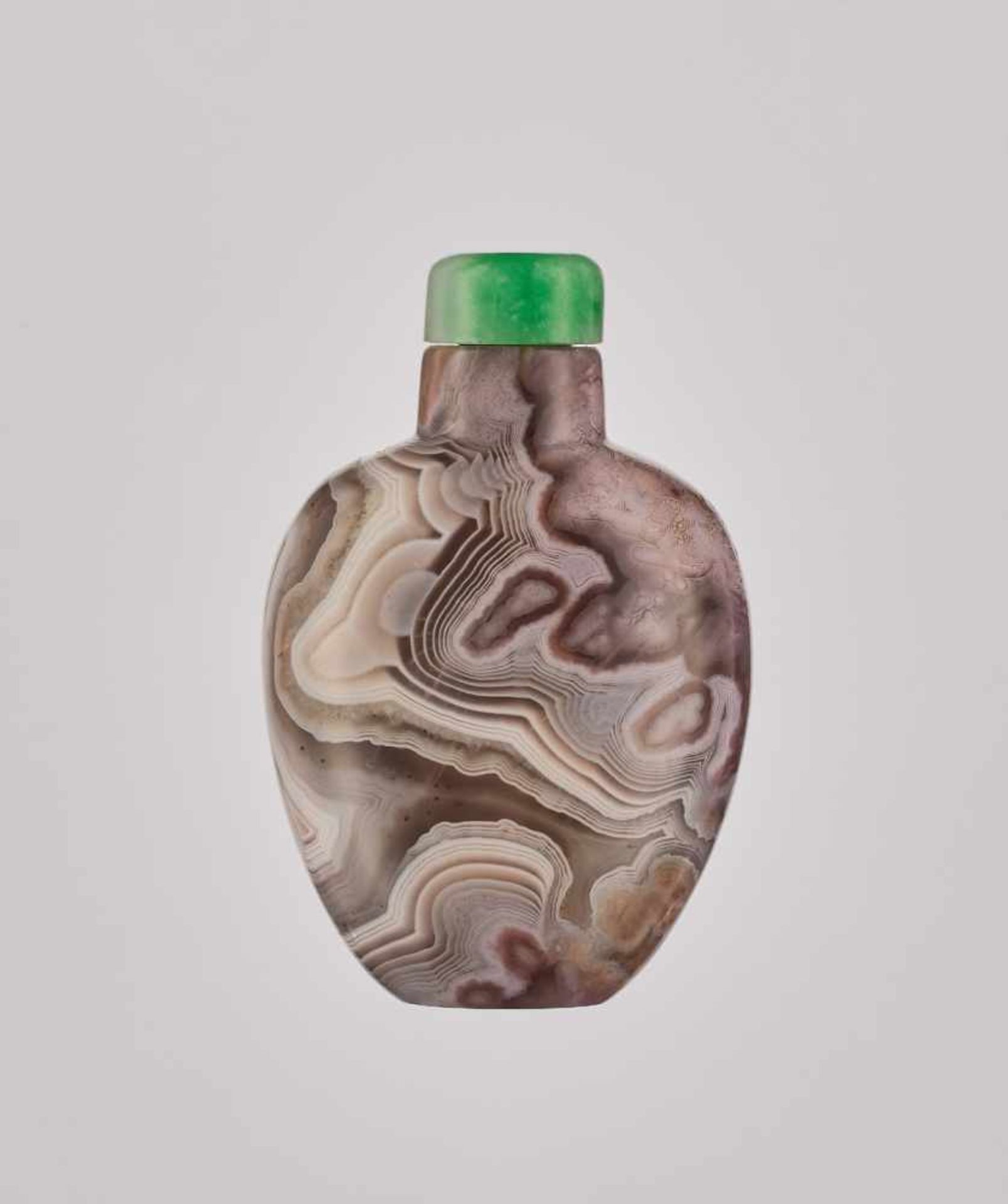 A 'THUMBPRINT' AGATE SNUFF BOTTLE, QING DYNASTY Agate with a smooth polish. China, 1750-1880The