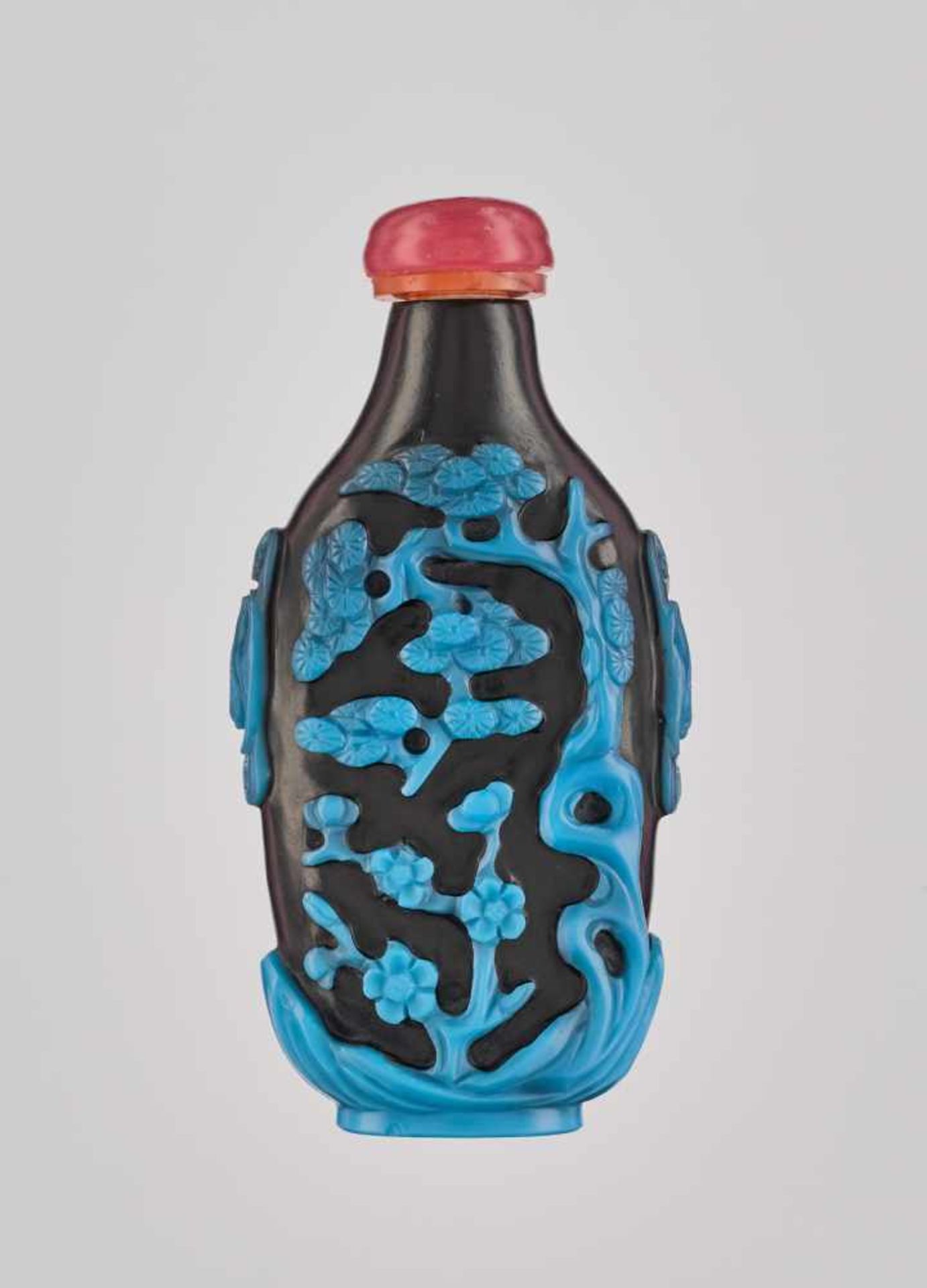 A TURQUOISE OVERLAY BLACK GLASS ‘PRUNUS AND WILLOW’ SNUFF BOTTLE, QING DYNASTY Black glass with