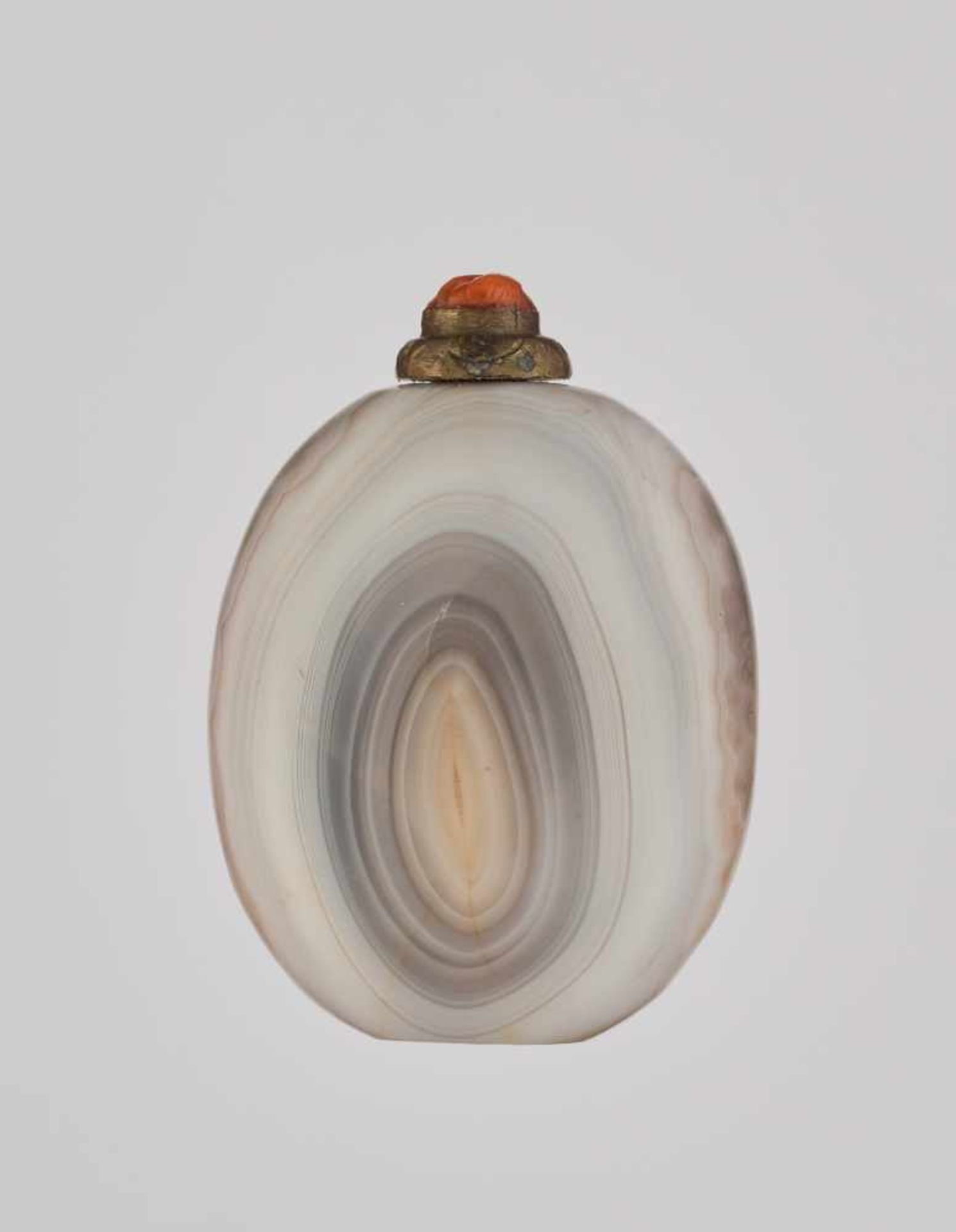 A PEBBLE-FORM 'THUMBPRINT' AGATE SNUFF BOTTLE, QING DYNASTY Banded agate of natural pebble form with - Image 2 of 6