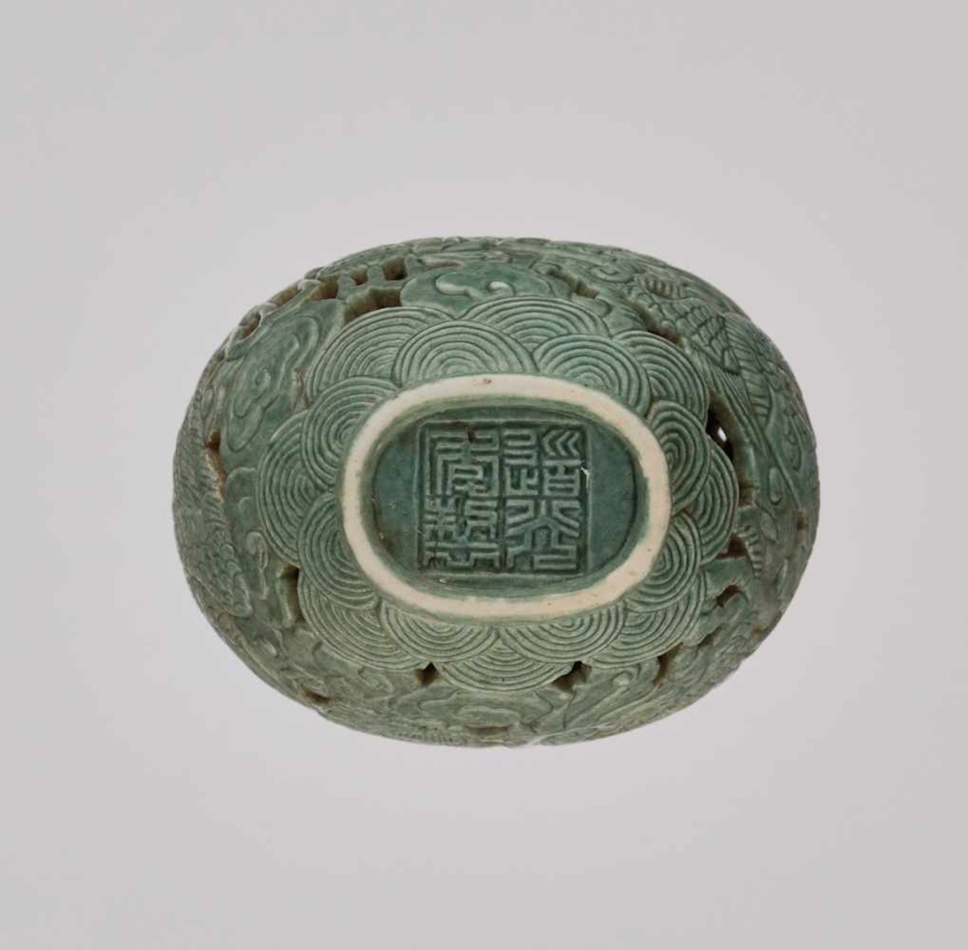 A RETICULATED TURQUOISE-GLAZED ‘DRAGON & PHOENIX’ PORCELAIN SNUFF BOTTLE Molded and carved porcelain - Image 6 of 6