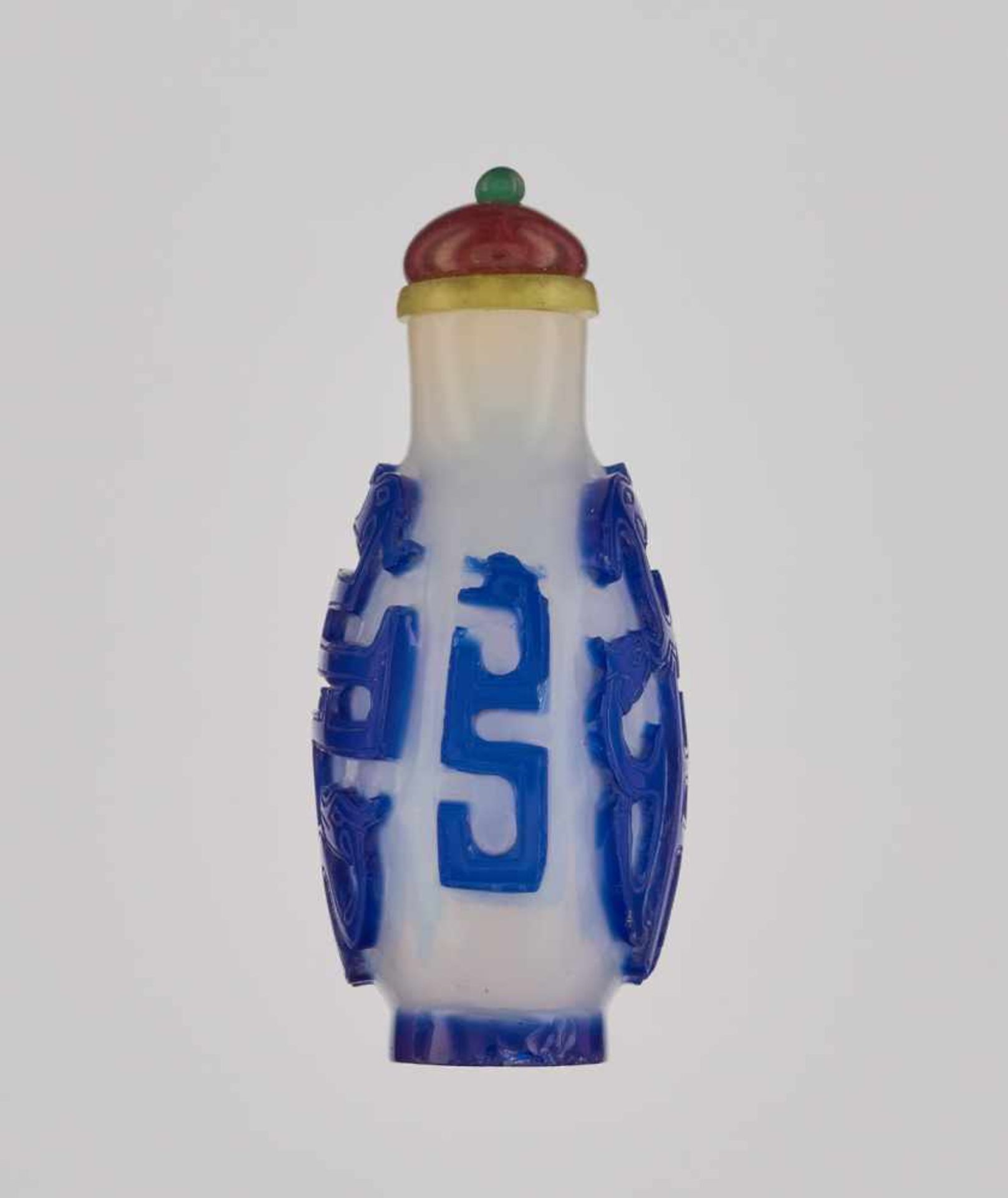 A SAPPHIRE-BLUE ON MILKY-WHITE OVERLAY ‘KUILONG’ GLASS SNUFF BOTTLE Glass, with incised overlay - Image 4 of 6