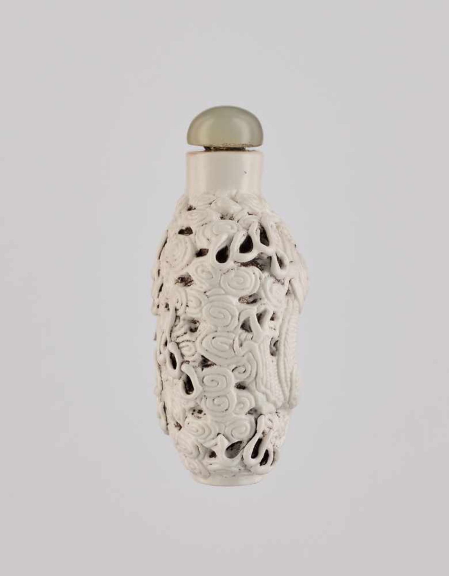 A MOLDED ‘DRAGON’ PORCELAIN SNUFF BOTTLE, DAOGUANG MARK AND PERIOD Molded and carved white porcelain - Image 3 of 6