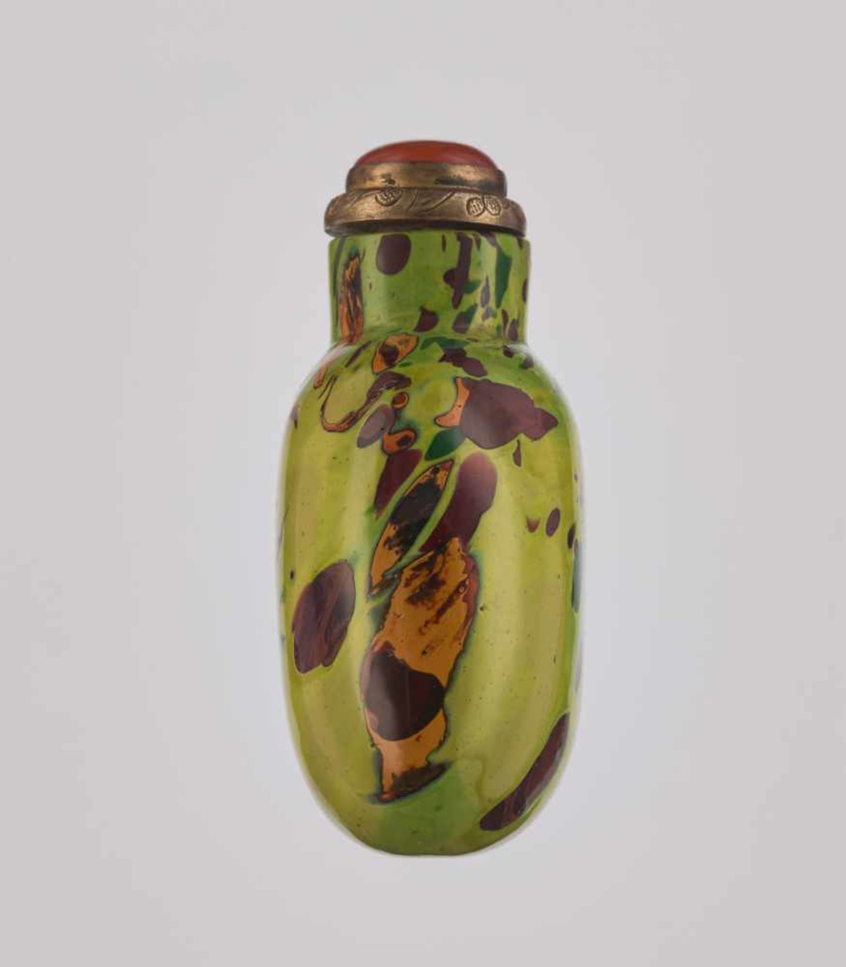 A THREE-COLOR SPLASHED GREEN ‘SANDWICH’ GLASS SNUFF BOTTLE The slightly swirled, opaque olivegreen - Image 4 of 6