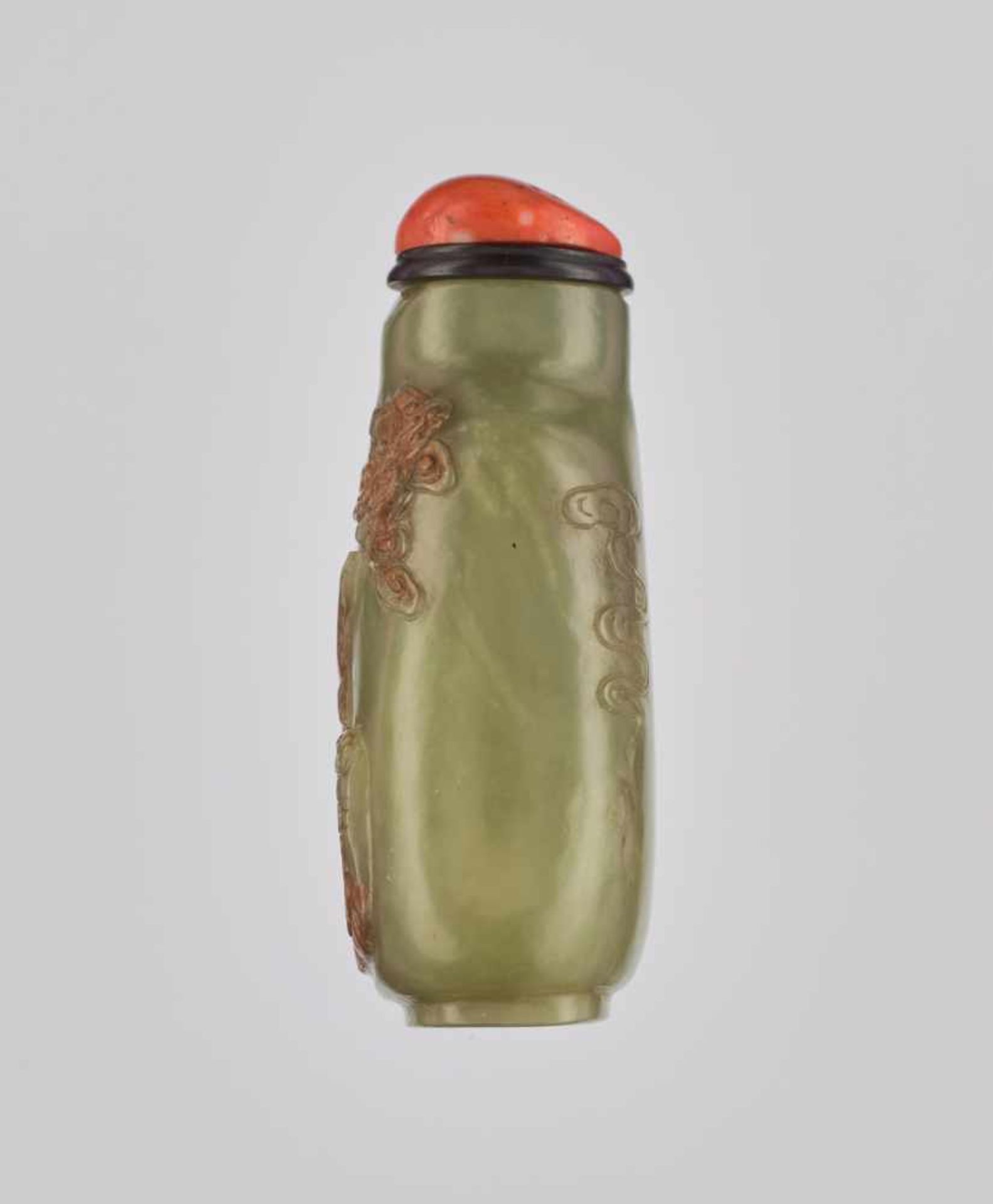 A FINELY CARVED YELLOWISH-GREEN AND RUSSET JADE 'IMMORTAL' SNUFF BOTTLE Nephrite with a natural - Image 4 of 6