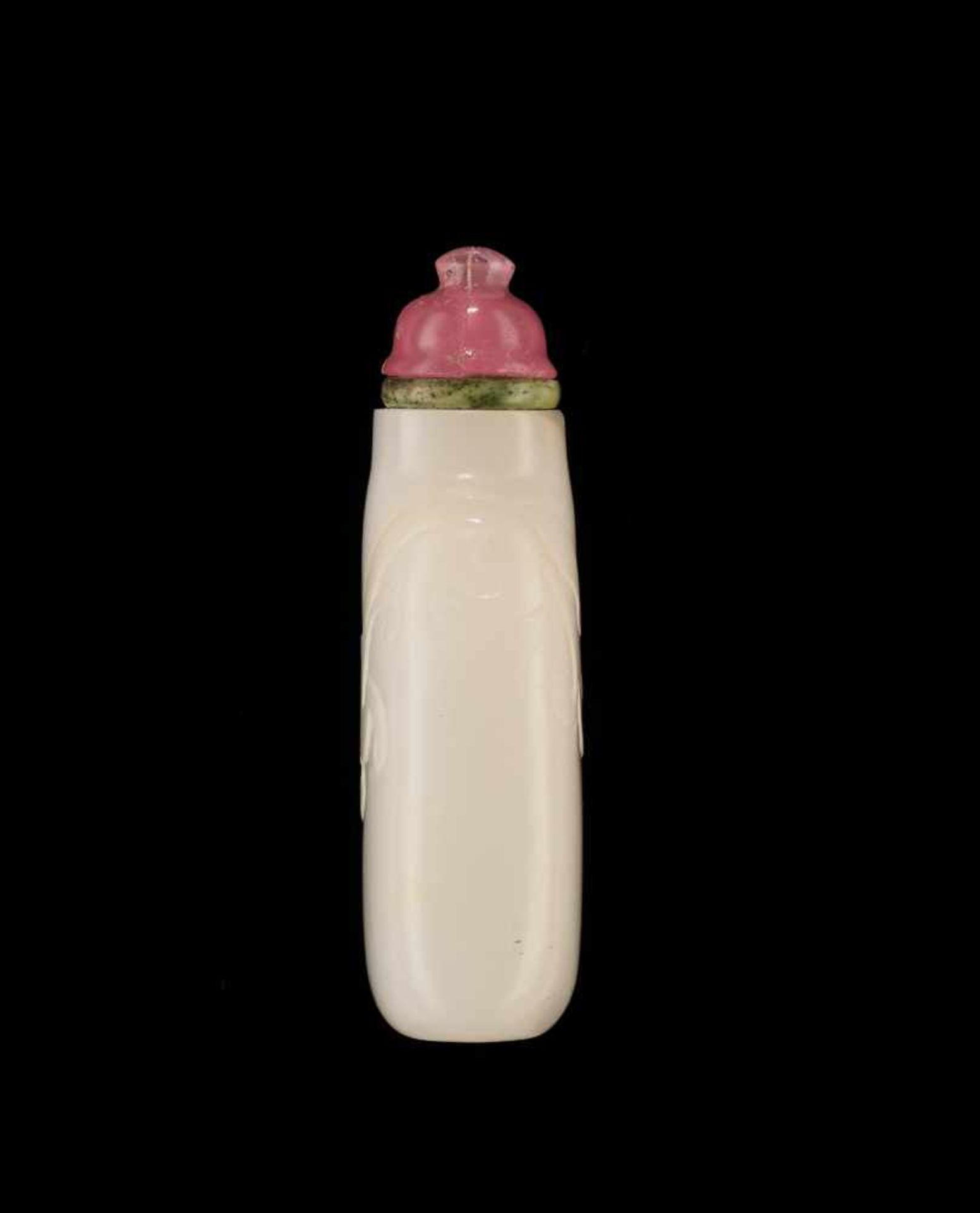 A WHITE JADE ‘CHILONG’ SNUFF BOTTLE, POSSIBLY PALACE WORKSHOPS, QIANLONG / JIAQING PERIOD White jade - Image 4 of 7