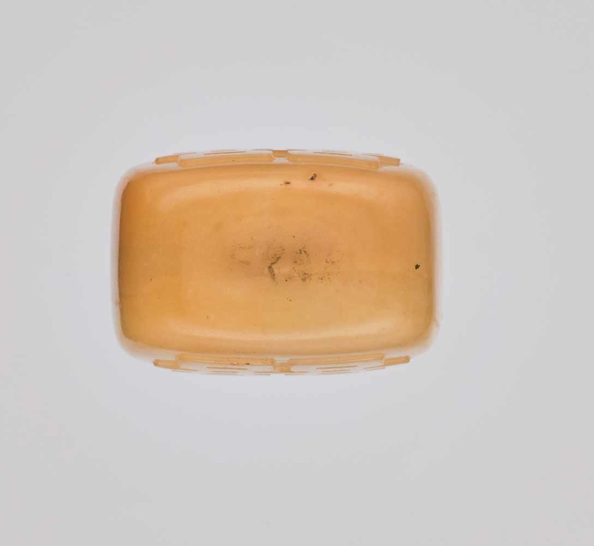 A BUTTERSCOTCH AGATE ‘SHUANGXI’ SNUFF BOTTLE, QING DYNASTY Agate of almost even and intense - Image 6 of 6