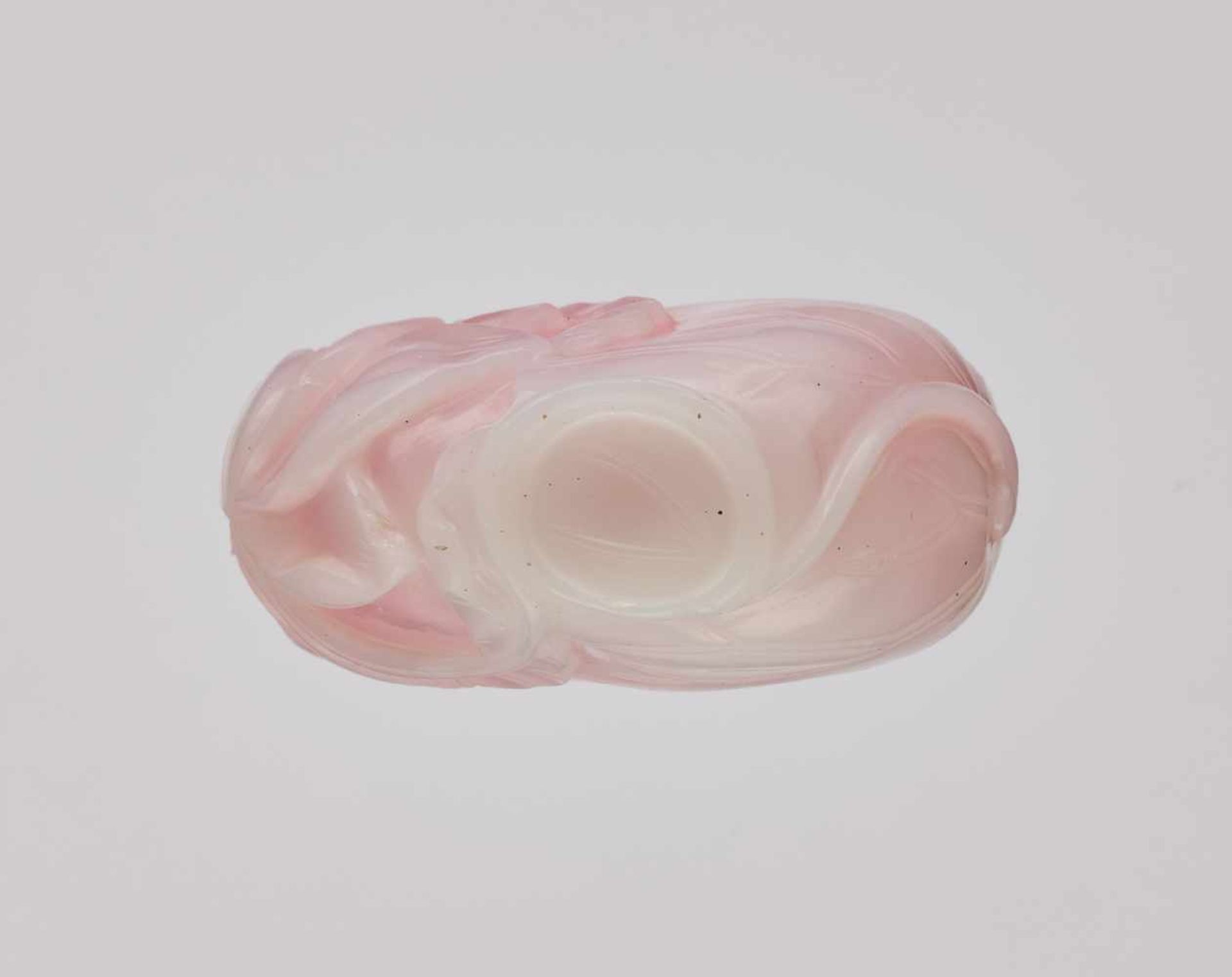 A FINELY CARVED SANDWICHED PINK GLASS 'LOTUS' SNUFF BOTTLE Carved pink and white sandwich glass of - Image 6 of 6